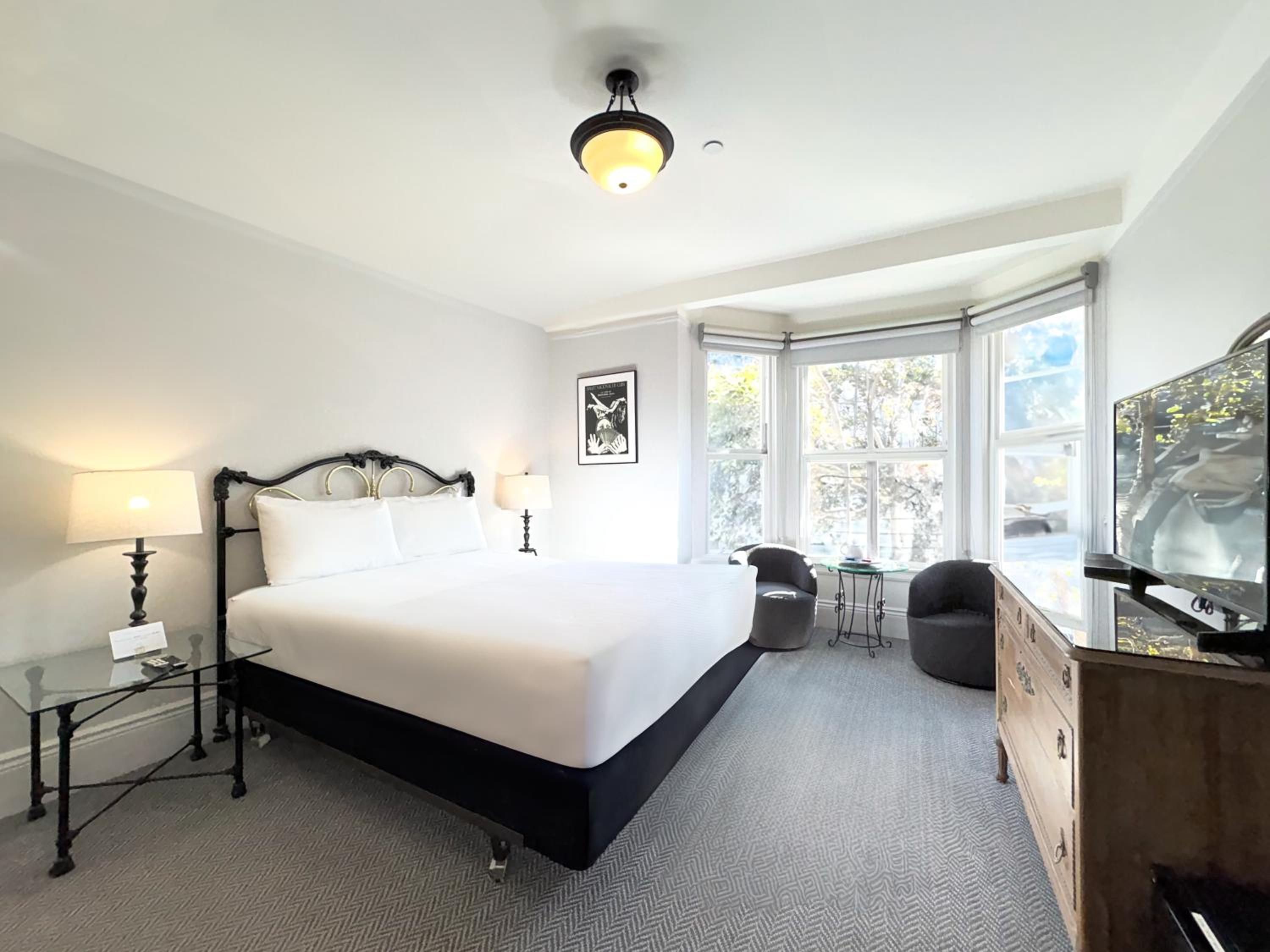 Deluxe Queen Room with Bay Windows
