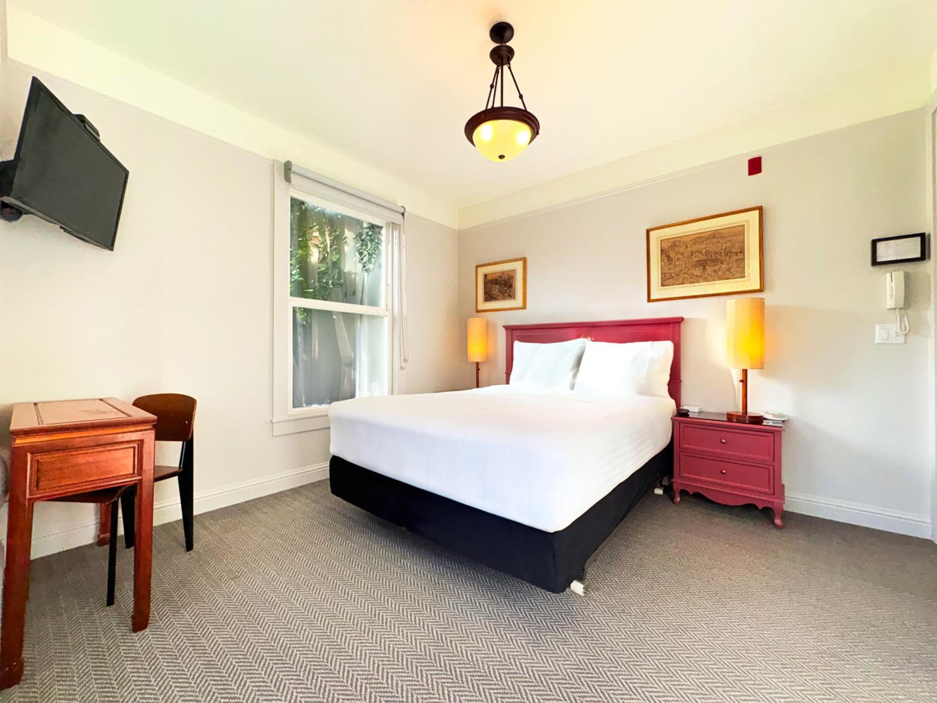 Deluxe Queen Room with Bay Windows
