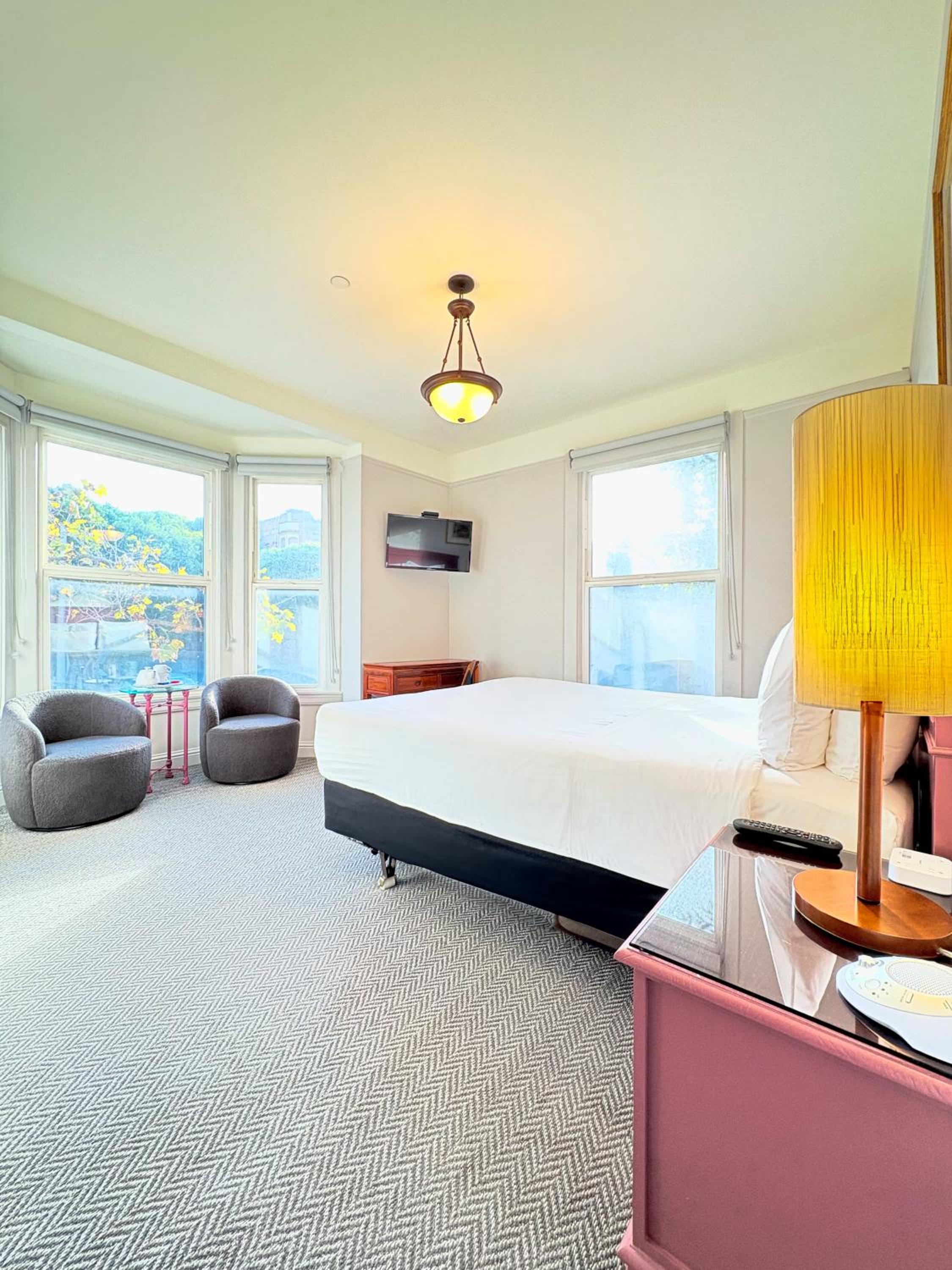Deluxe Queen Room with Bay Windows
