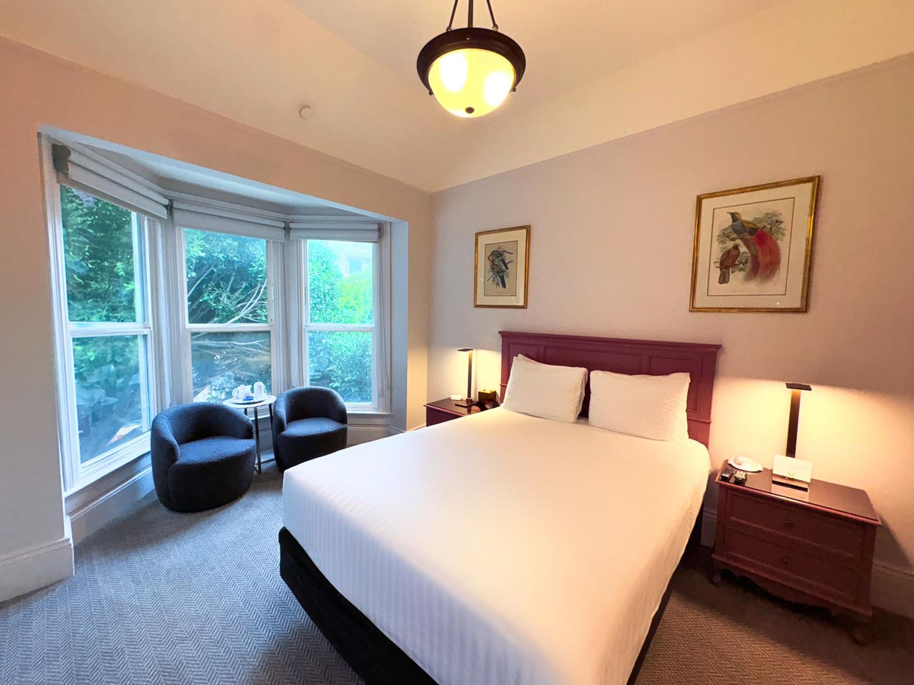 Deluxe Queen Room with Bay Windows thumbnail 5