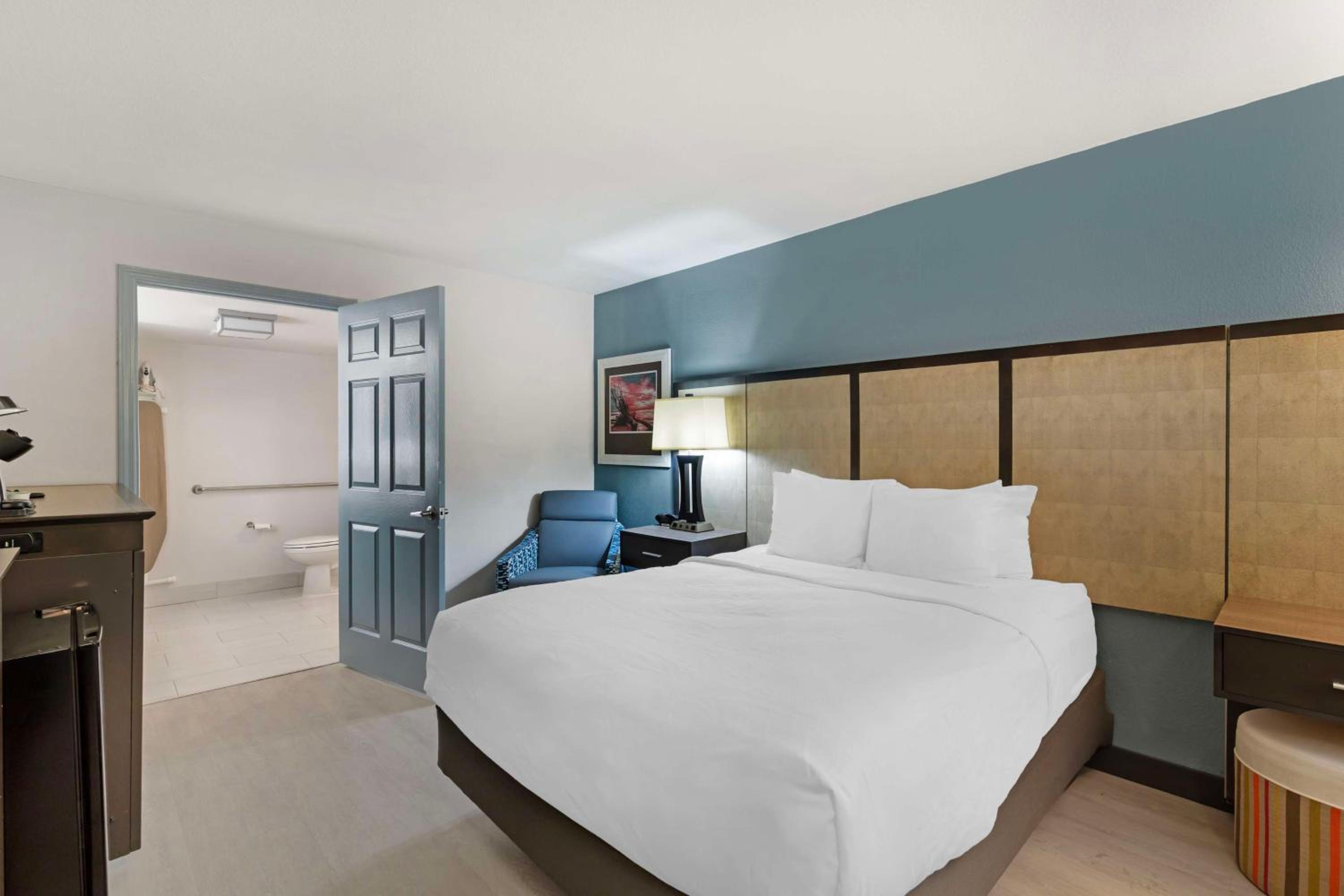 Queen Room with Roll-In Shower - Mobility Access - Photo 2