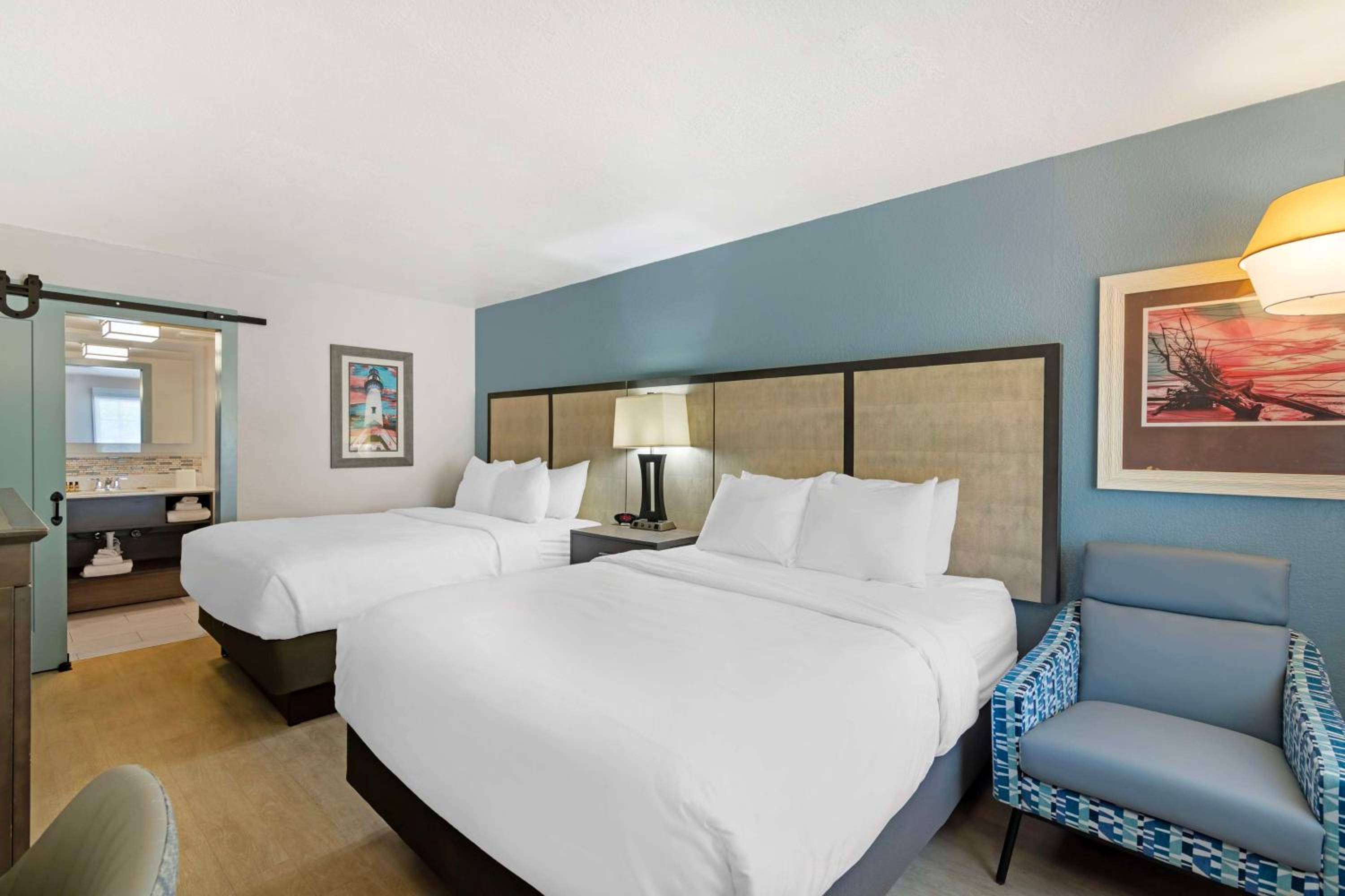 Queen Room with Two Queen Beds - Non-Smoking - Photo 3