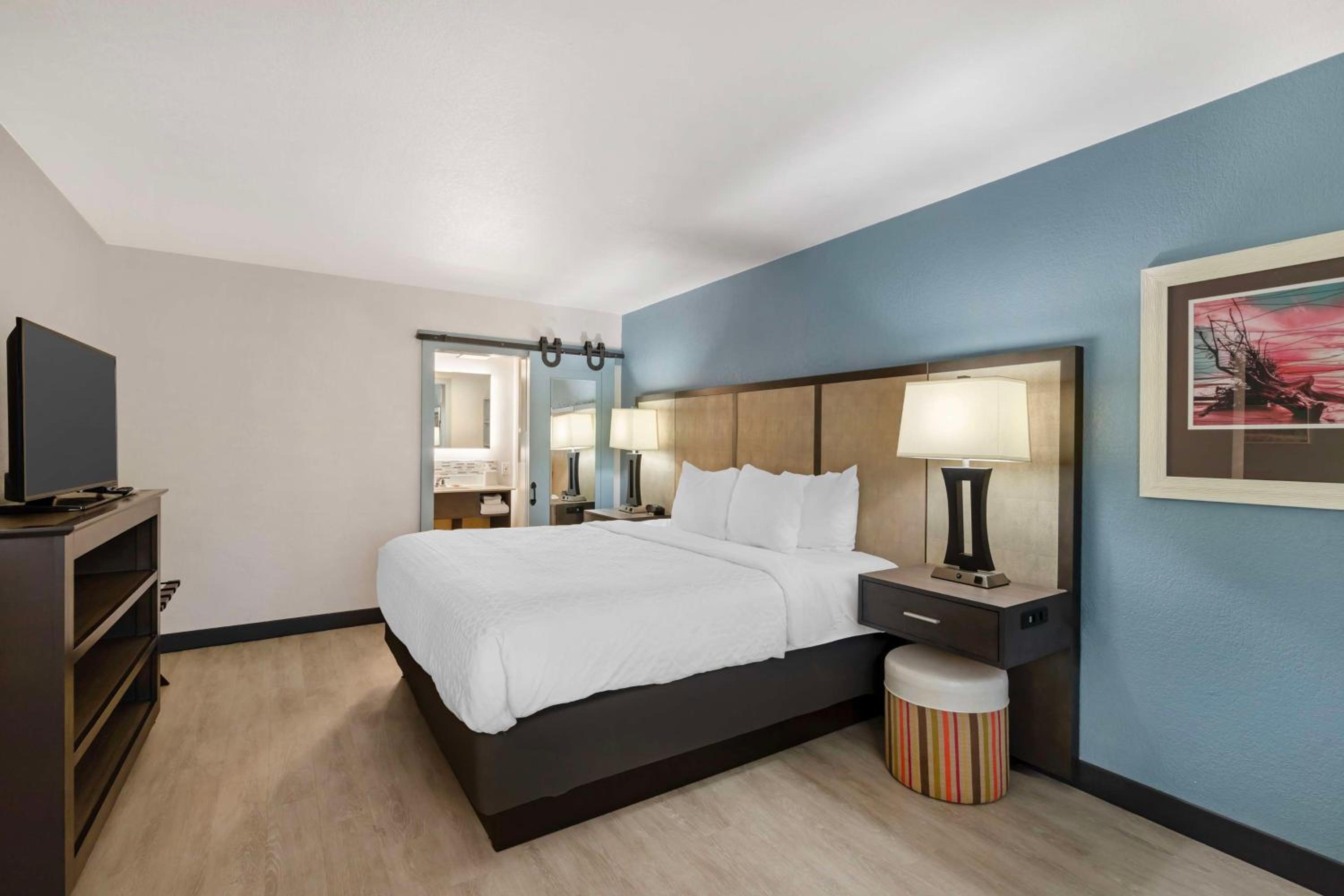 King Suite - Non-Smoking - Photo 4