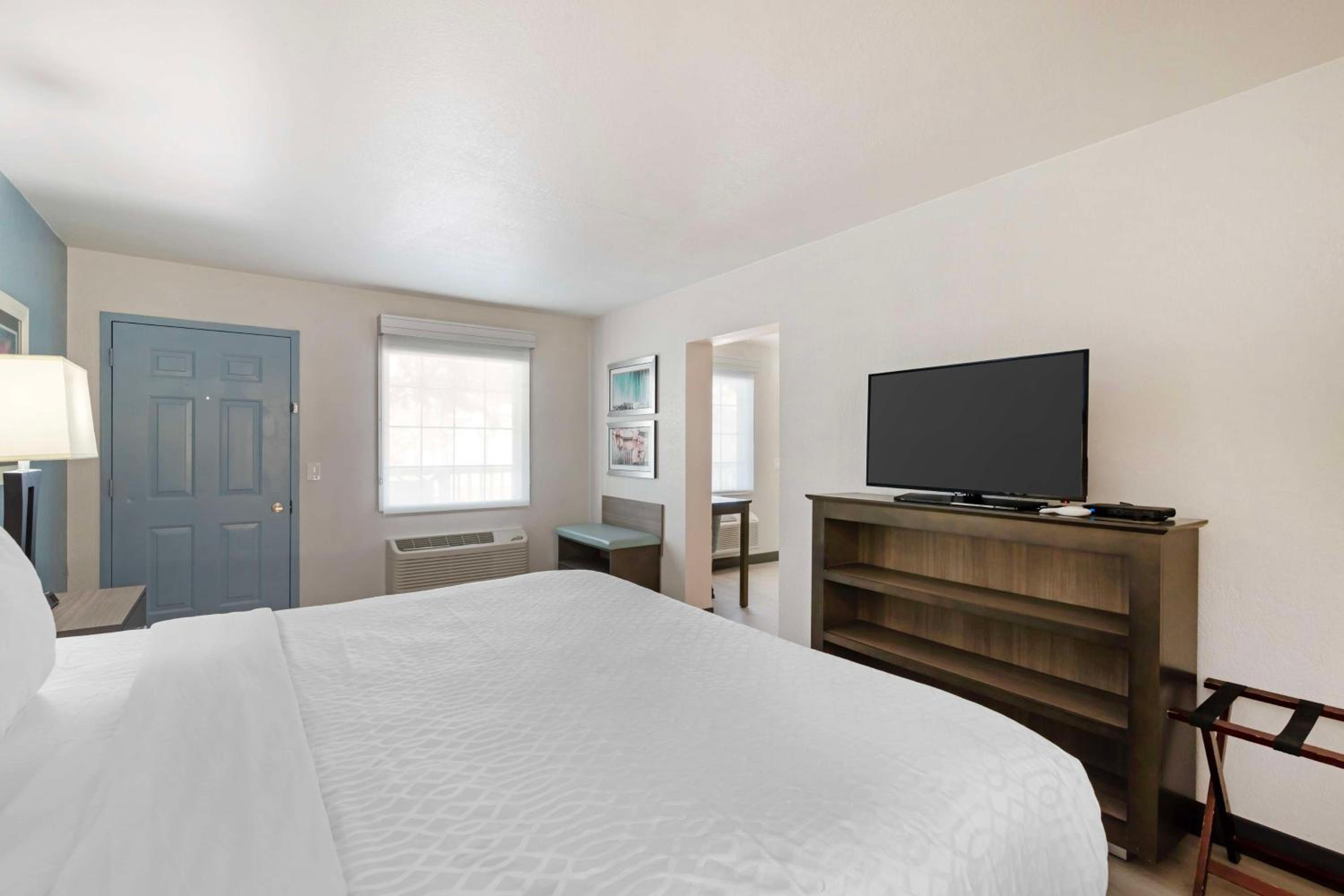 King Suite - Non-Smoking - Photo 3