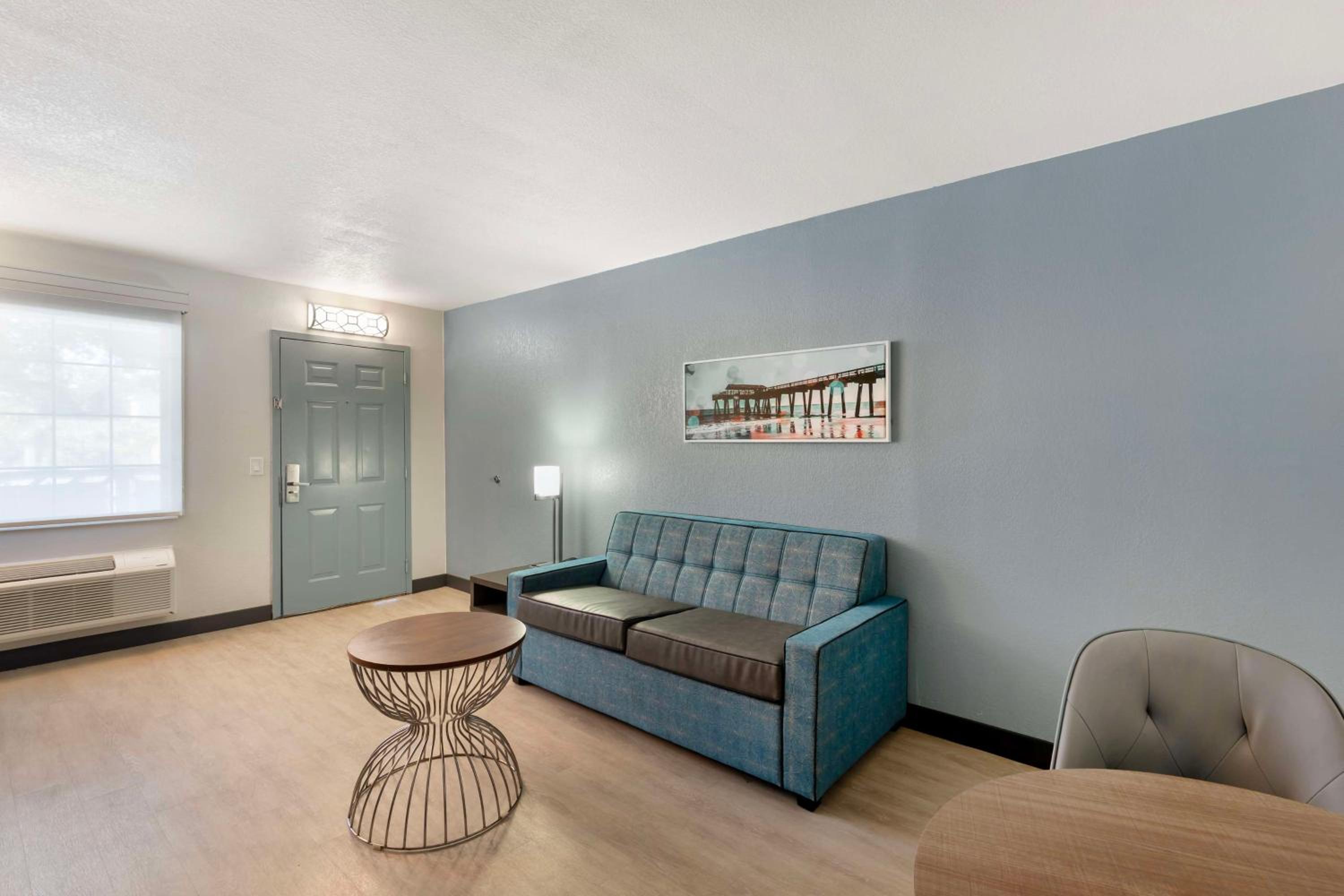 King Suite - Non-Smoking - Photo 2