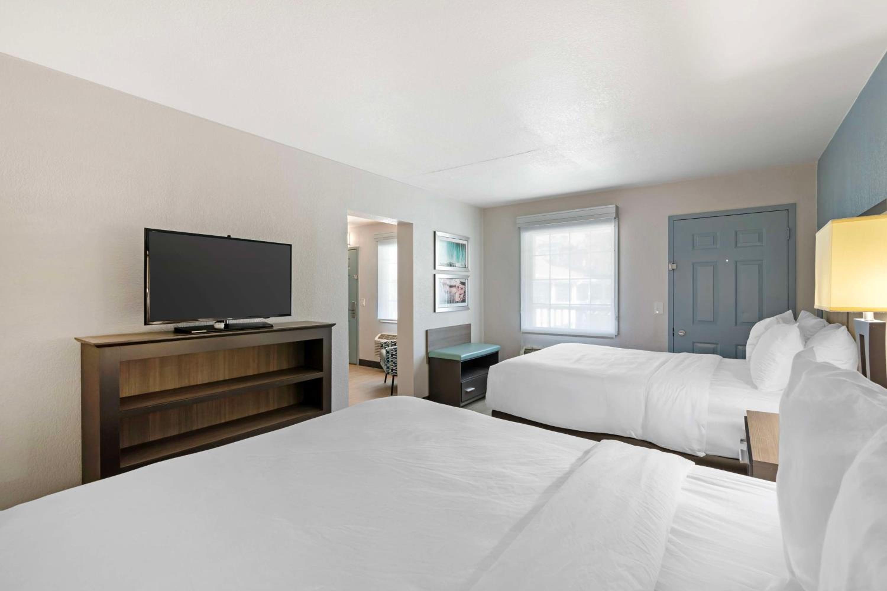 Queen Suite with Two Queen Beds - Non-Smoking - Photo 2