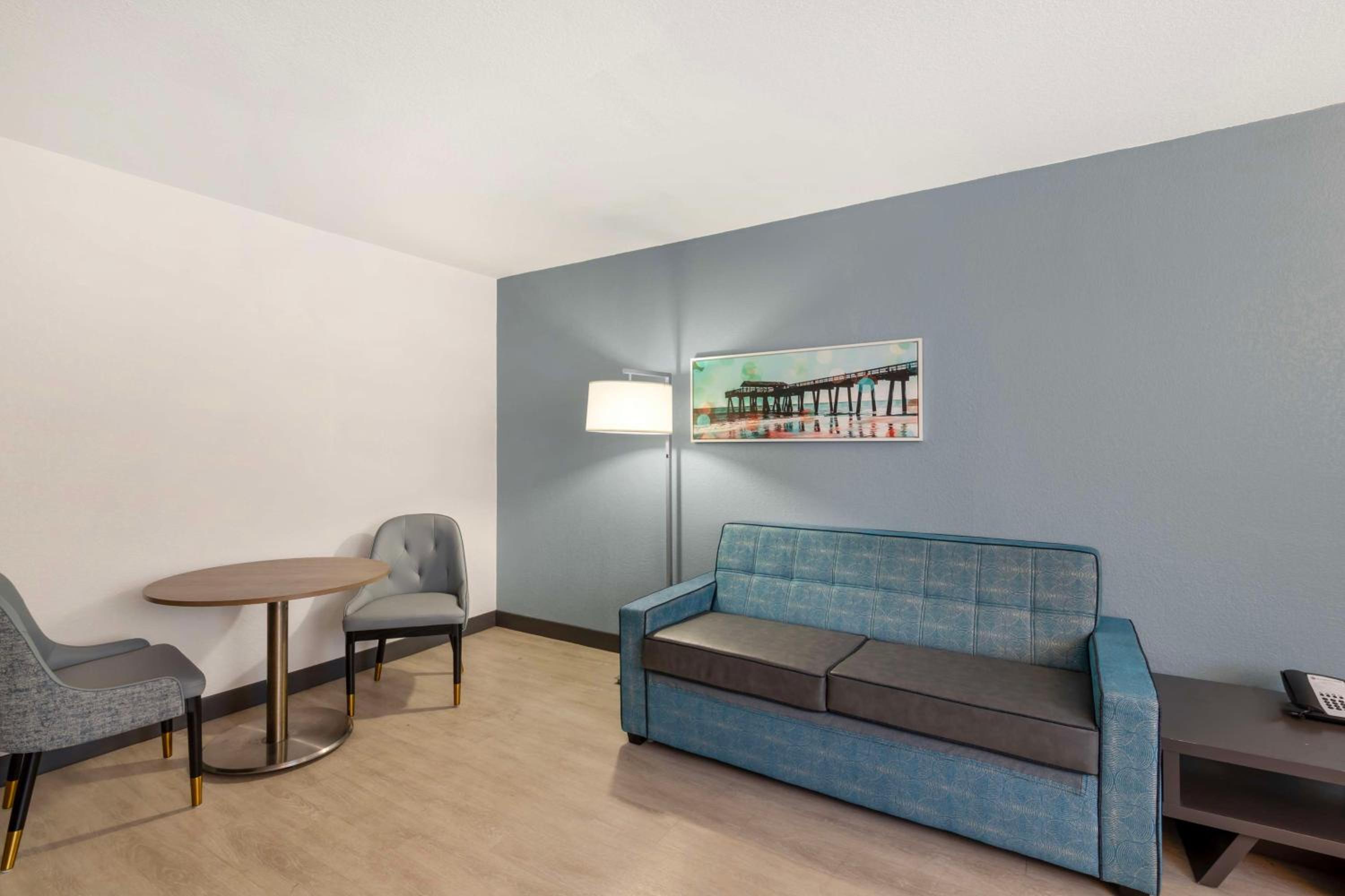 Queen Suite with Two Queen Beds - Non-Smoking - Photo 4