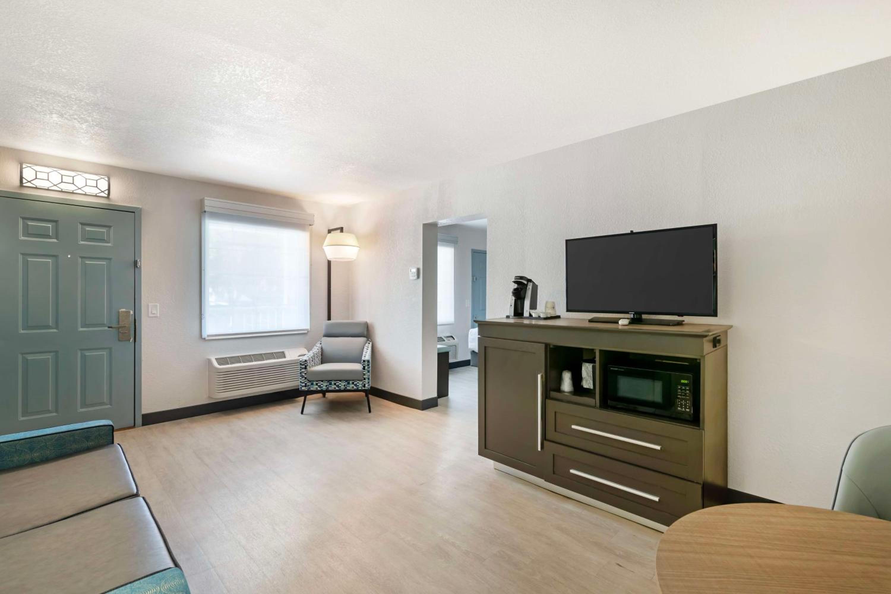 Queen Suite with Two Queen Beds - Non-Smoking - Photo 3