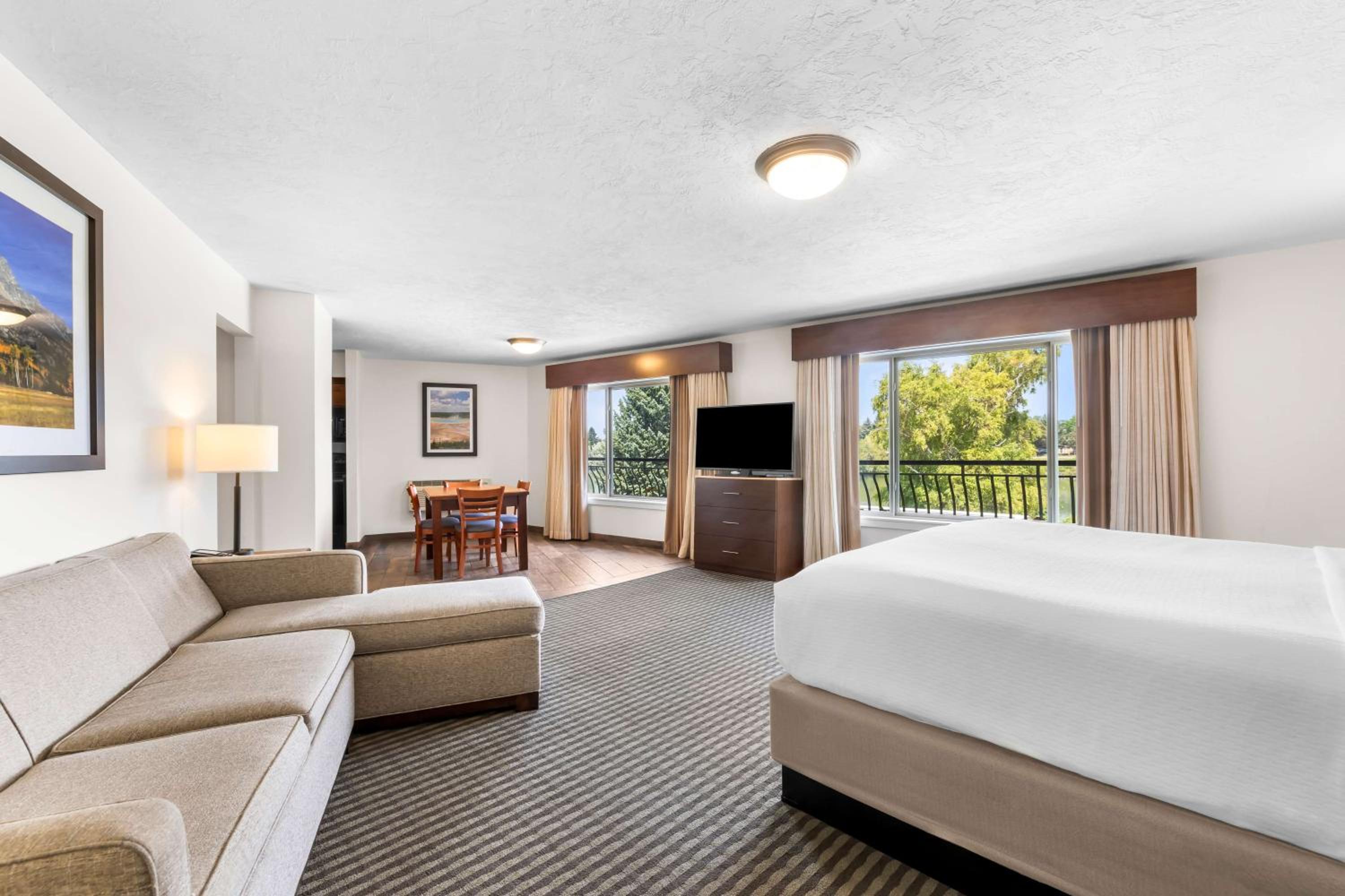 Queen Suite with Two Queen Beds with River View - Non-smoking