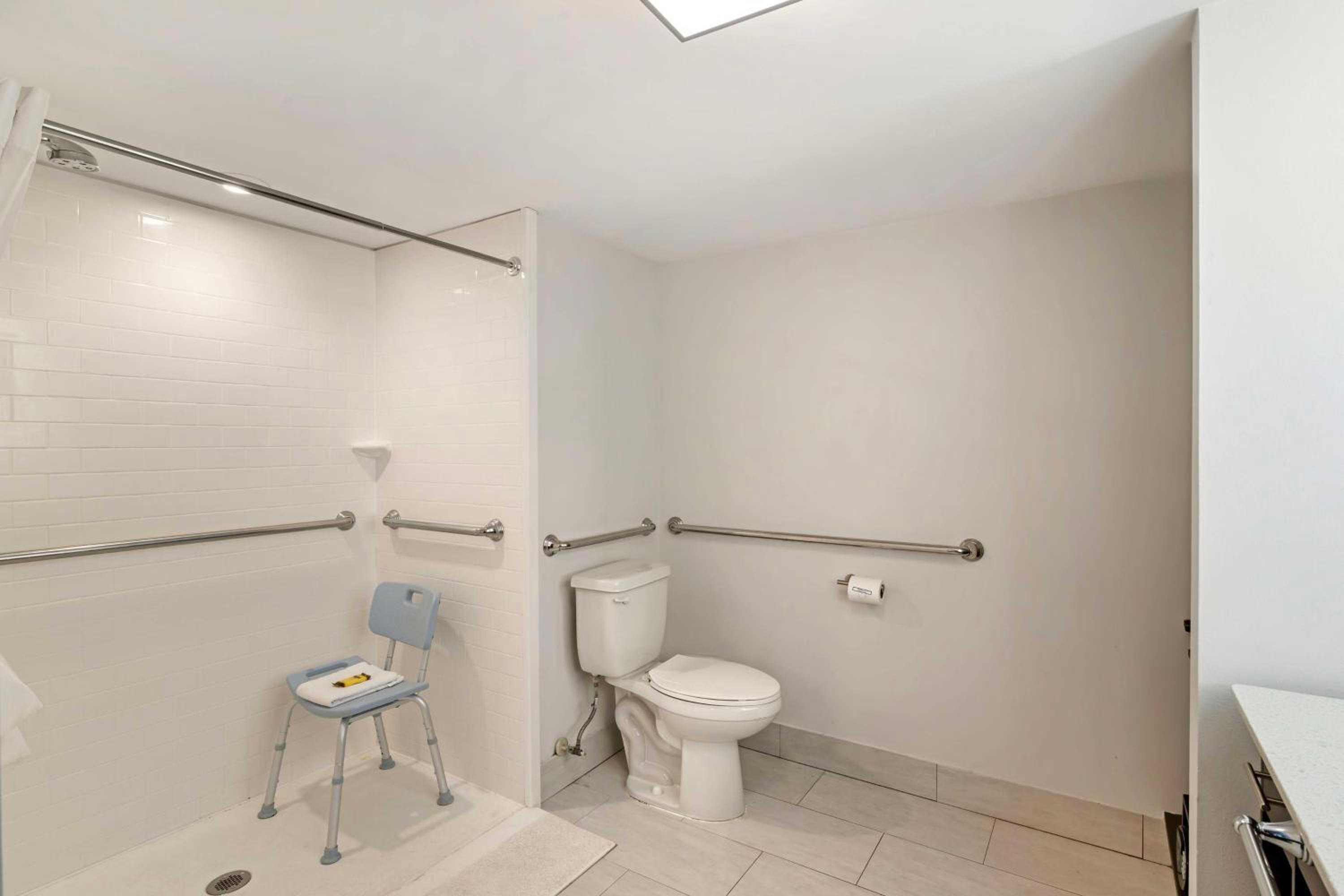 Queen Room with Roll-In Shower - Mobility Access - Photo 4