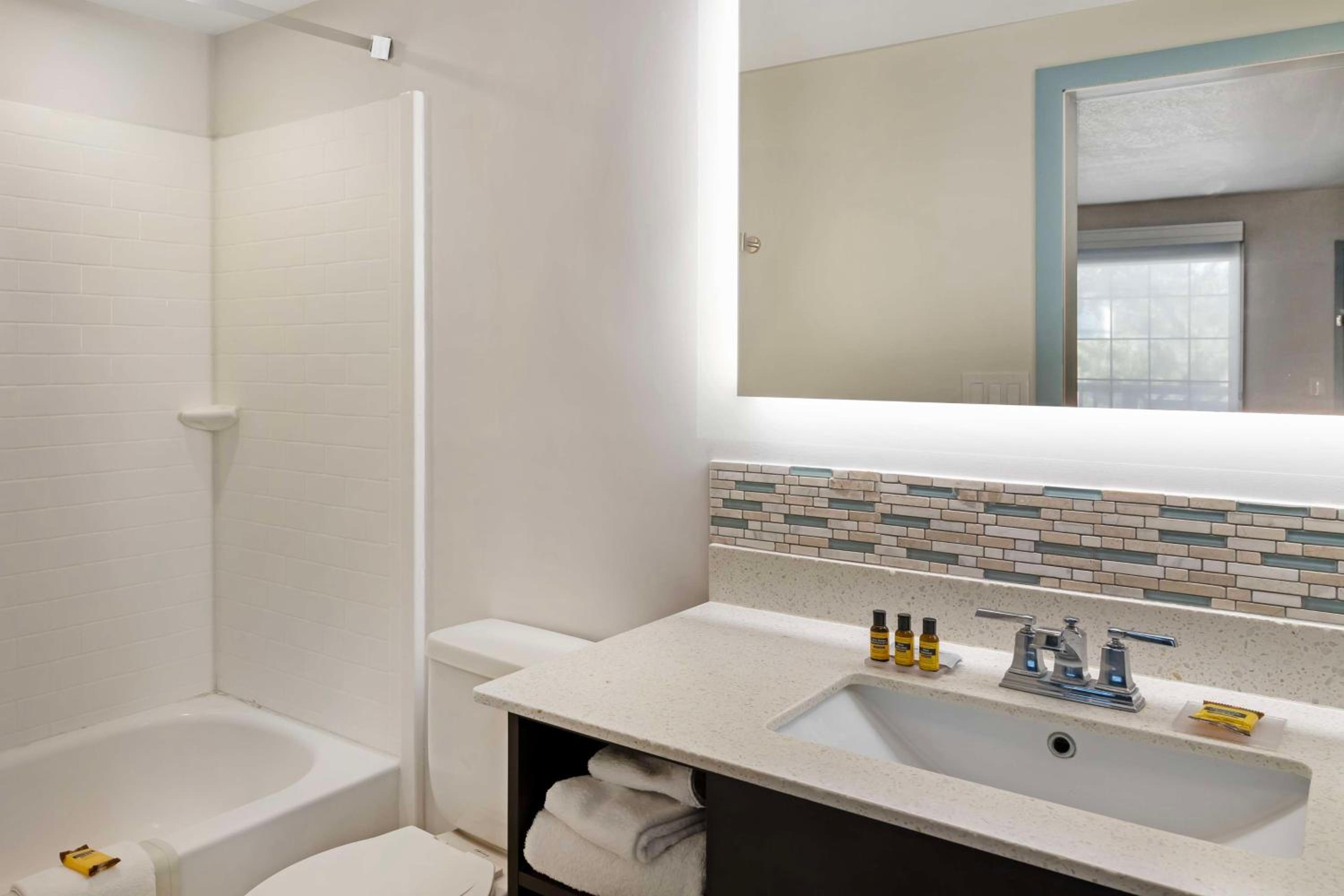 King Suite - Non-Smoking - Photo 5