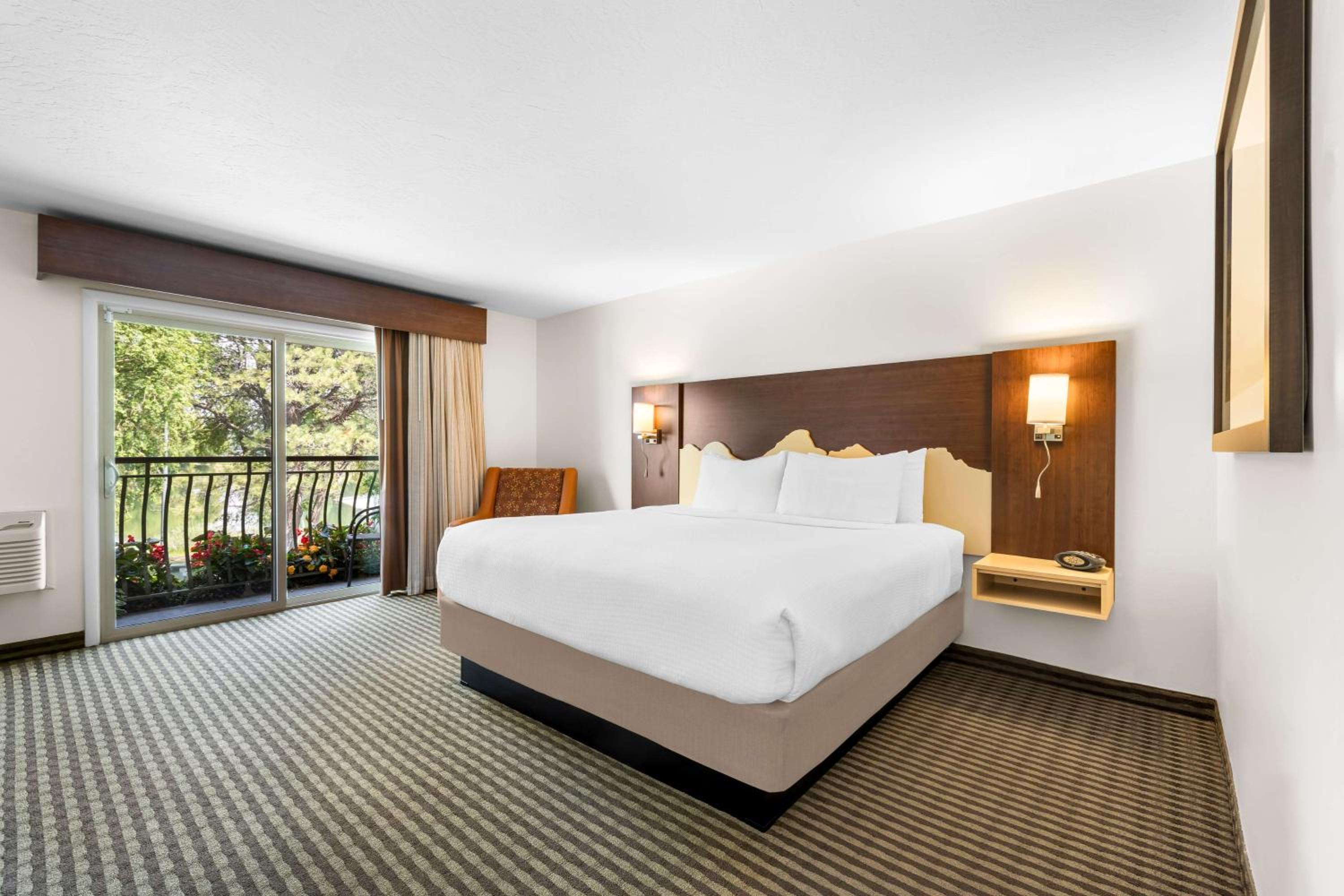 King Room with Balcony and River View - Non-Smoking