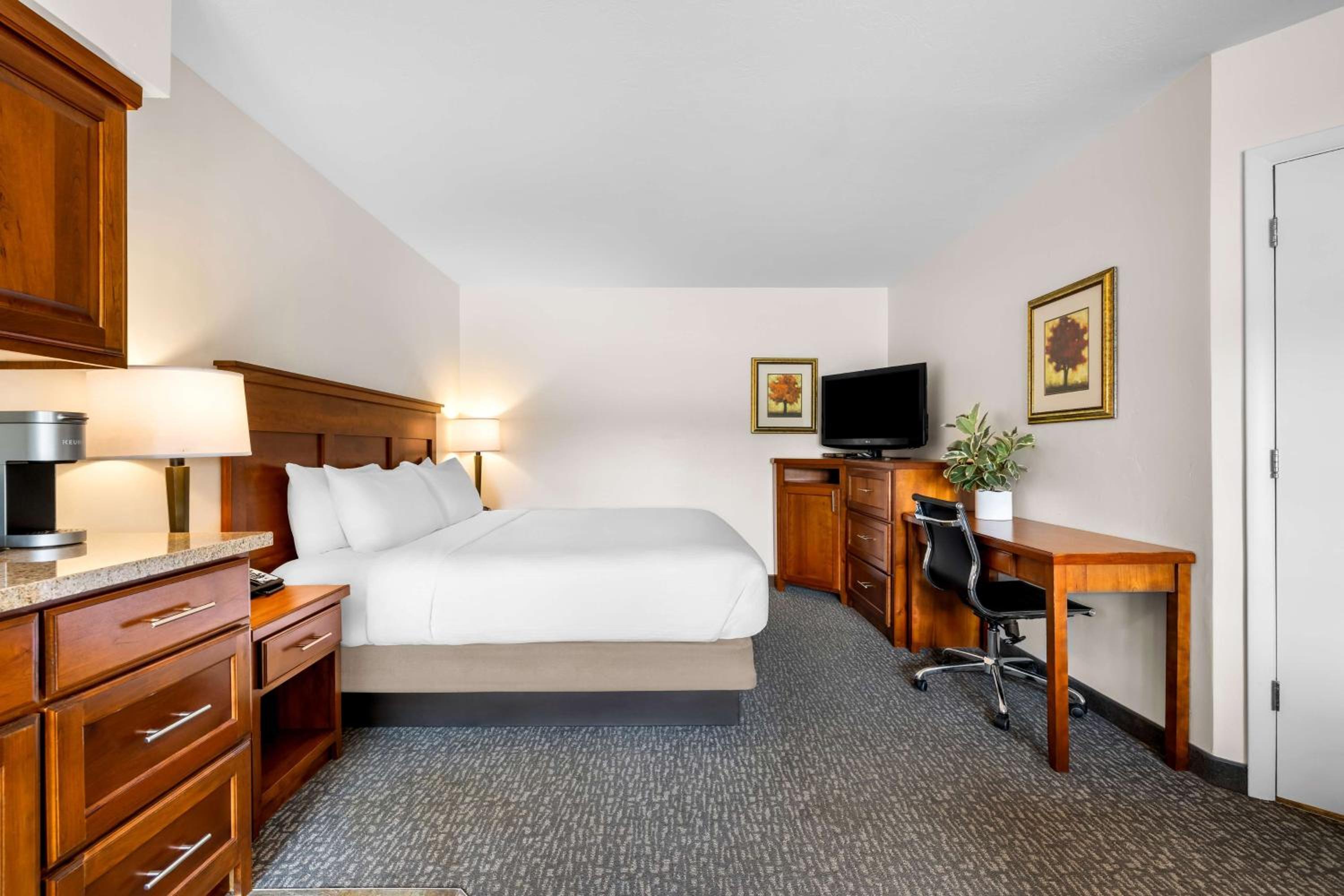King Room with Spa Bath and Kitchen - River View/Non-Smoking