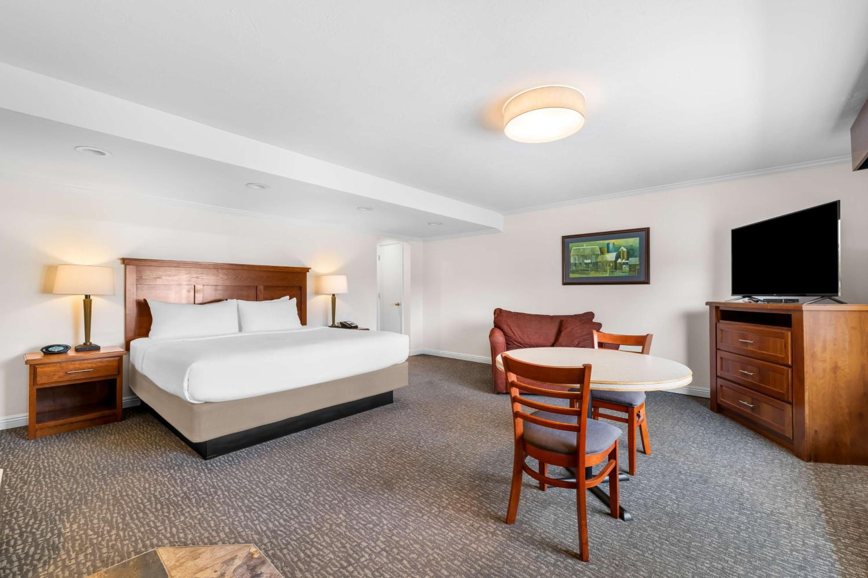 Queen Room with River View - Non-Smoking