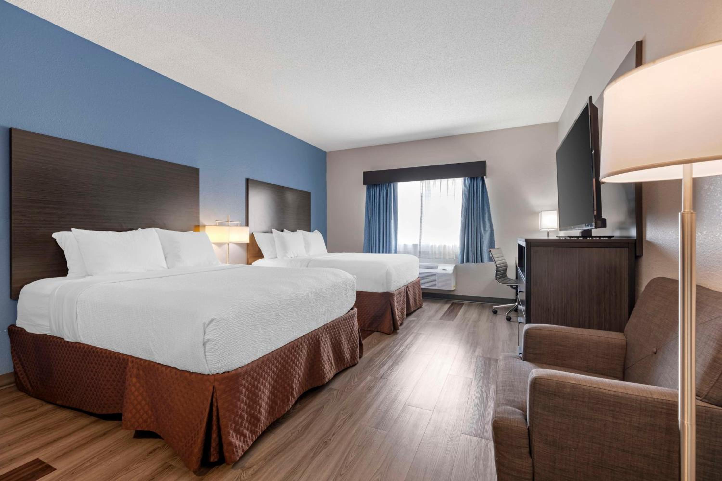 Queen Room with Two Queen Beds - Photo 9