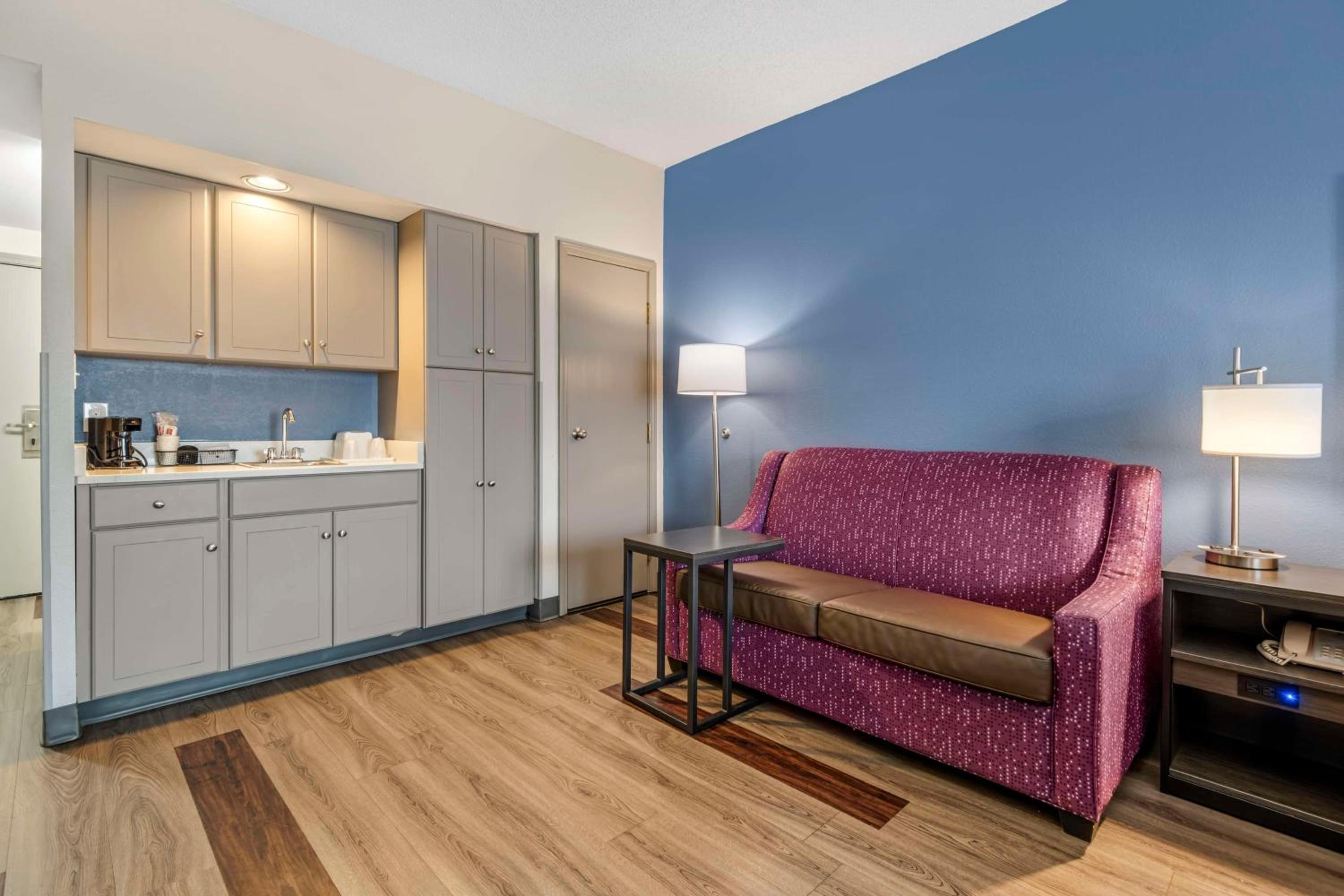 King Room with Sofa Bed - Photo 12