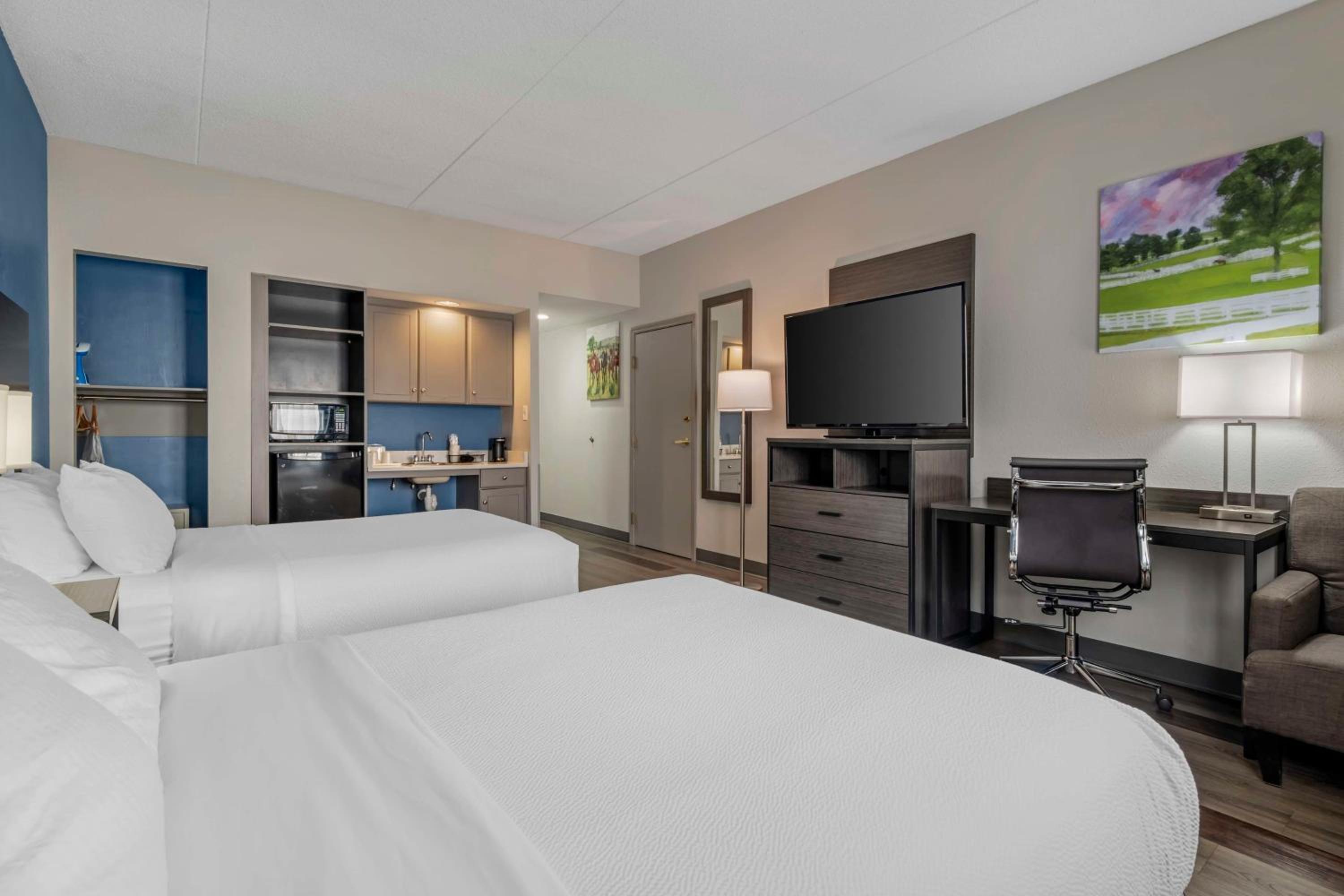 Queen Room with Two Queen Beds and Bath Tub - Disability Access - Photo 8