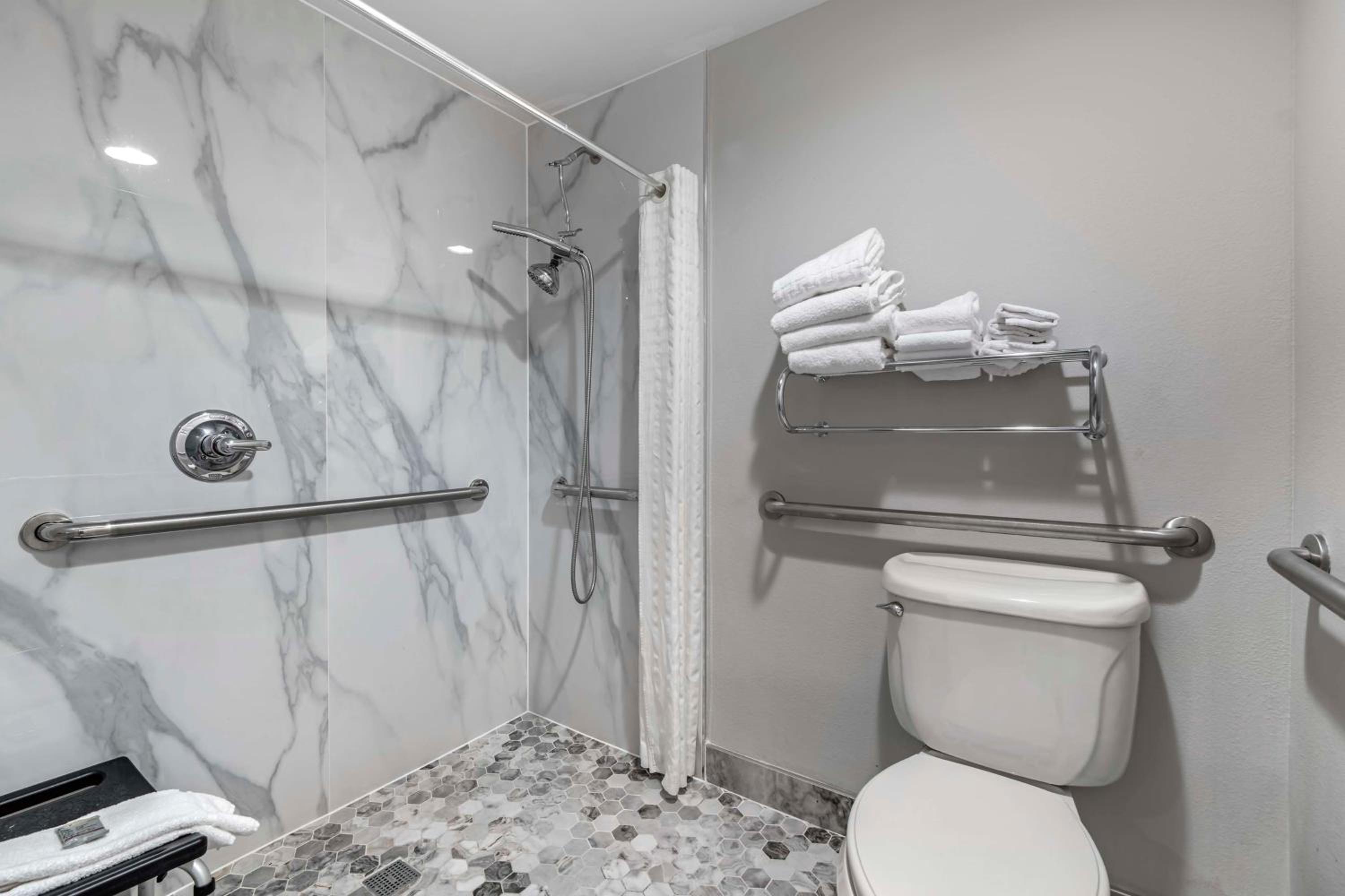 Queen Room with Two Queen Beds and Bath Tub - Disability Access - Photo 10