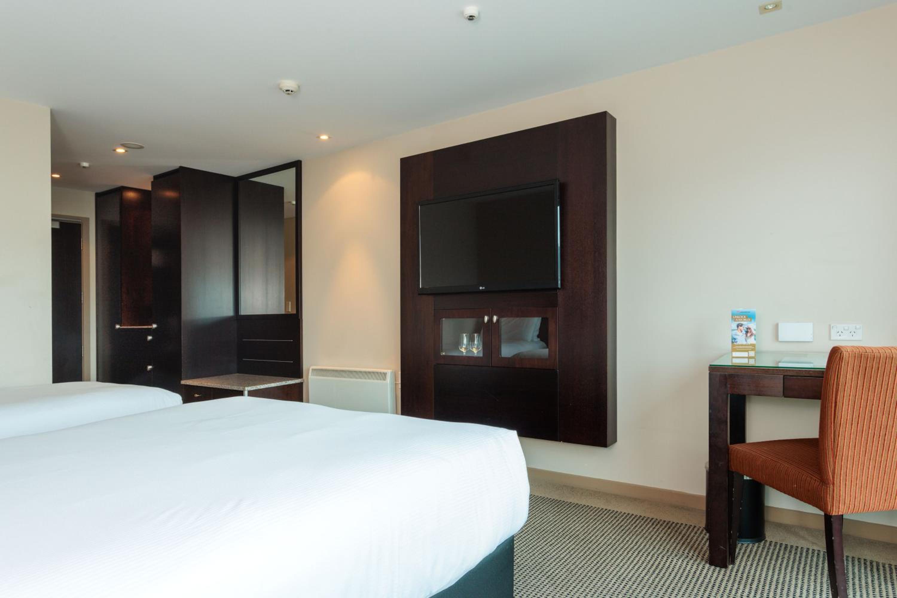 Superior Double Room thumbnail 5