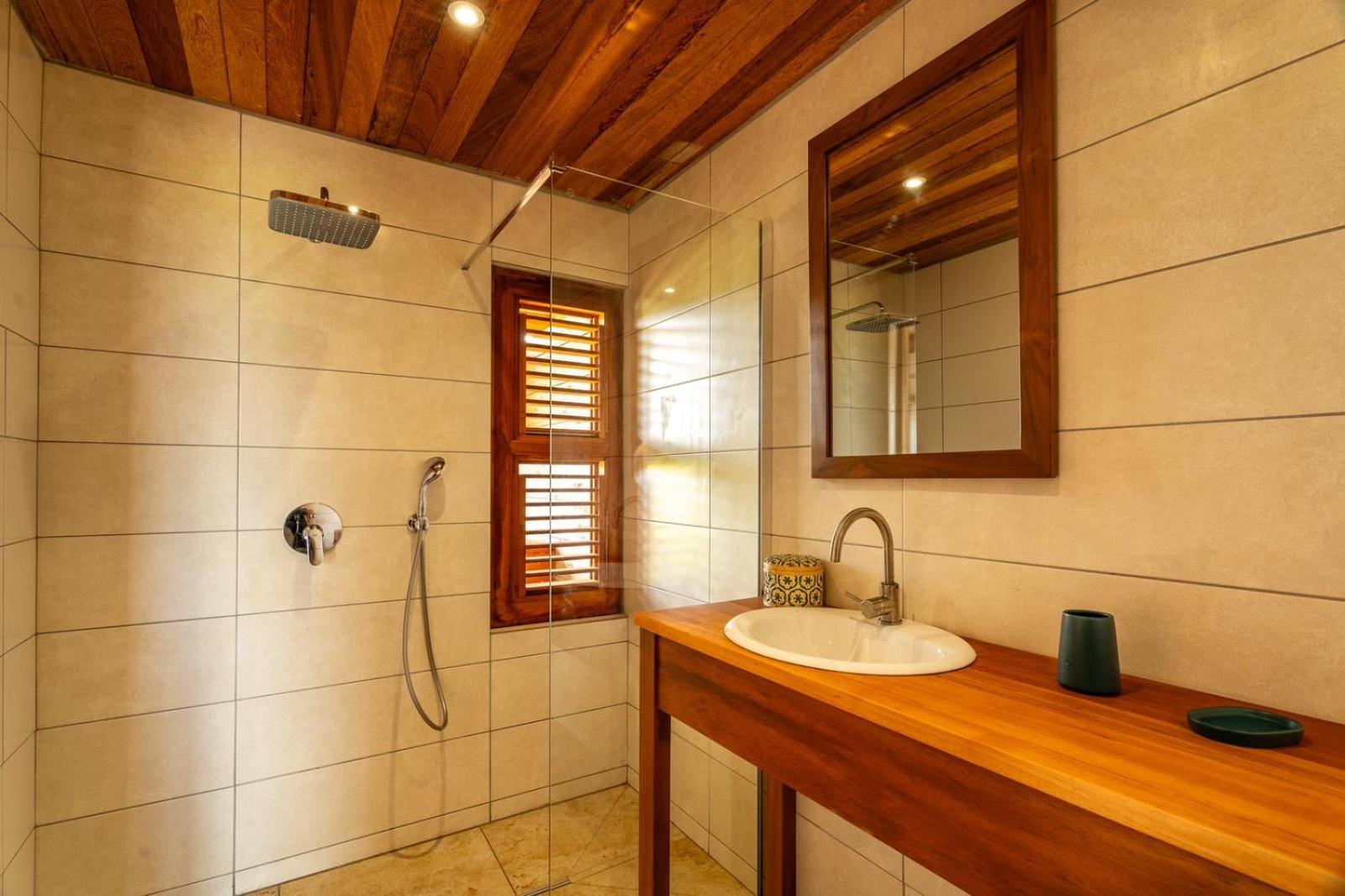 Deluxe Suite with Sea View photo 2