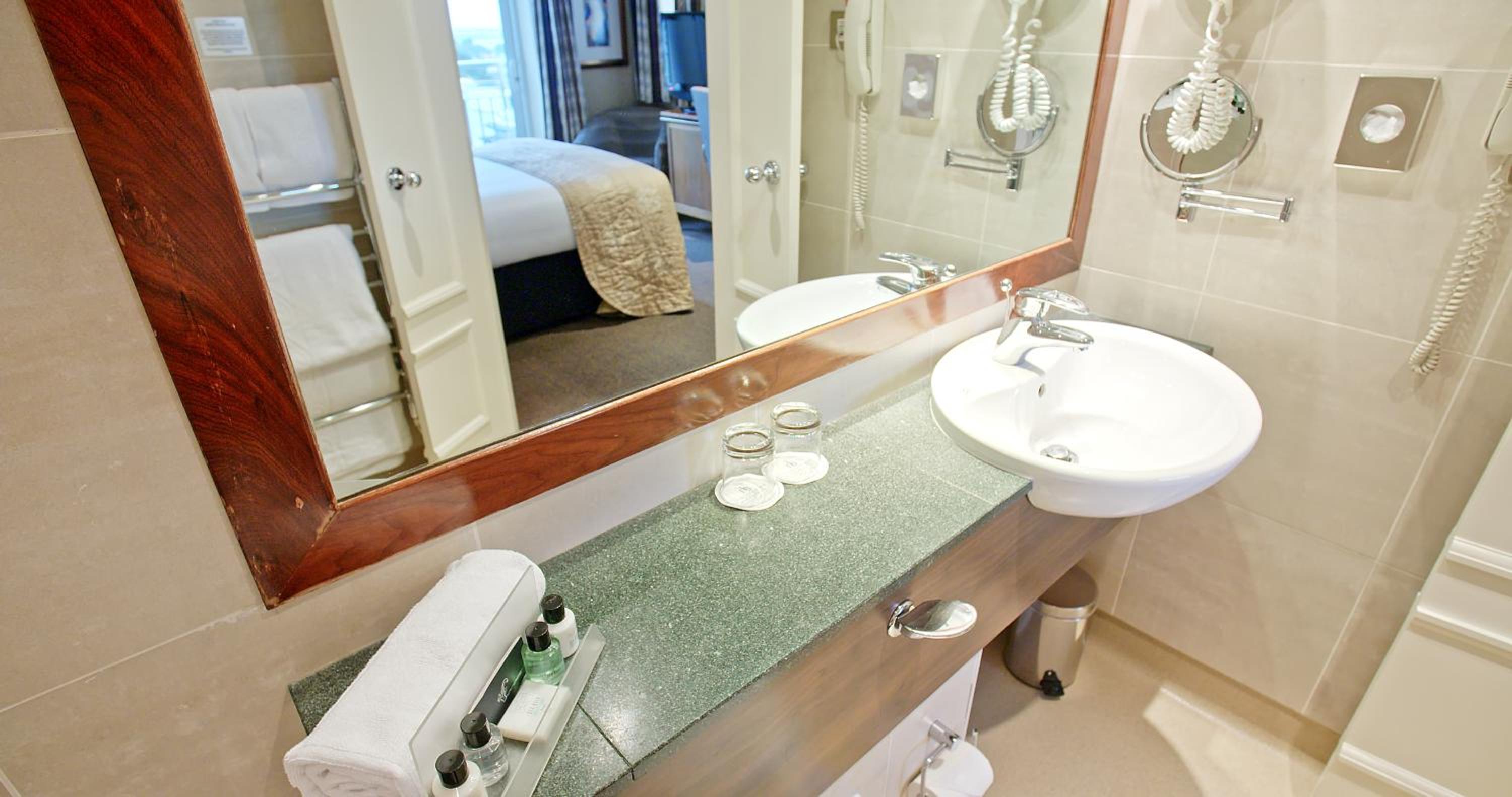 Double Room with Harbor View - Photo 4