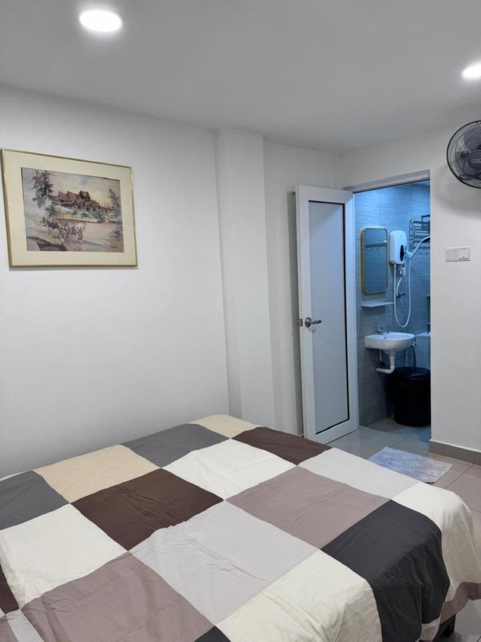 Standard Queen Room