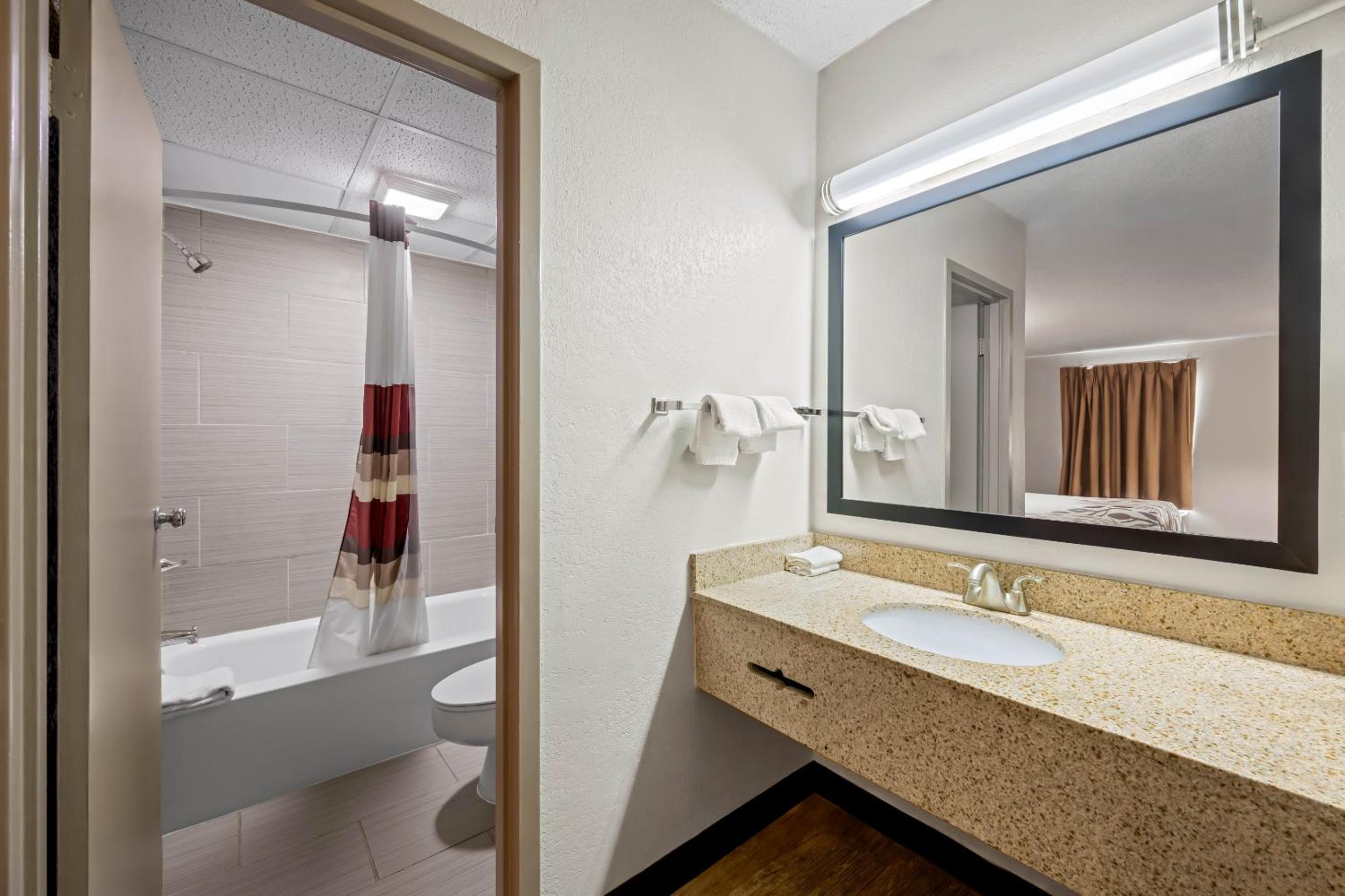 Deluxe King Room Non-Smoking - Photo 5