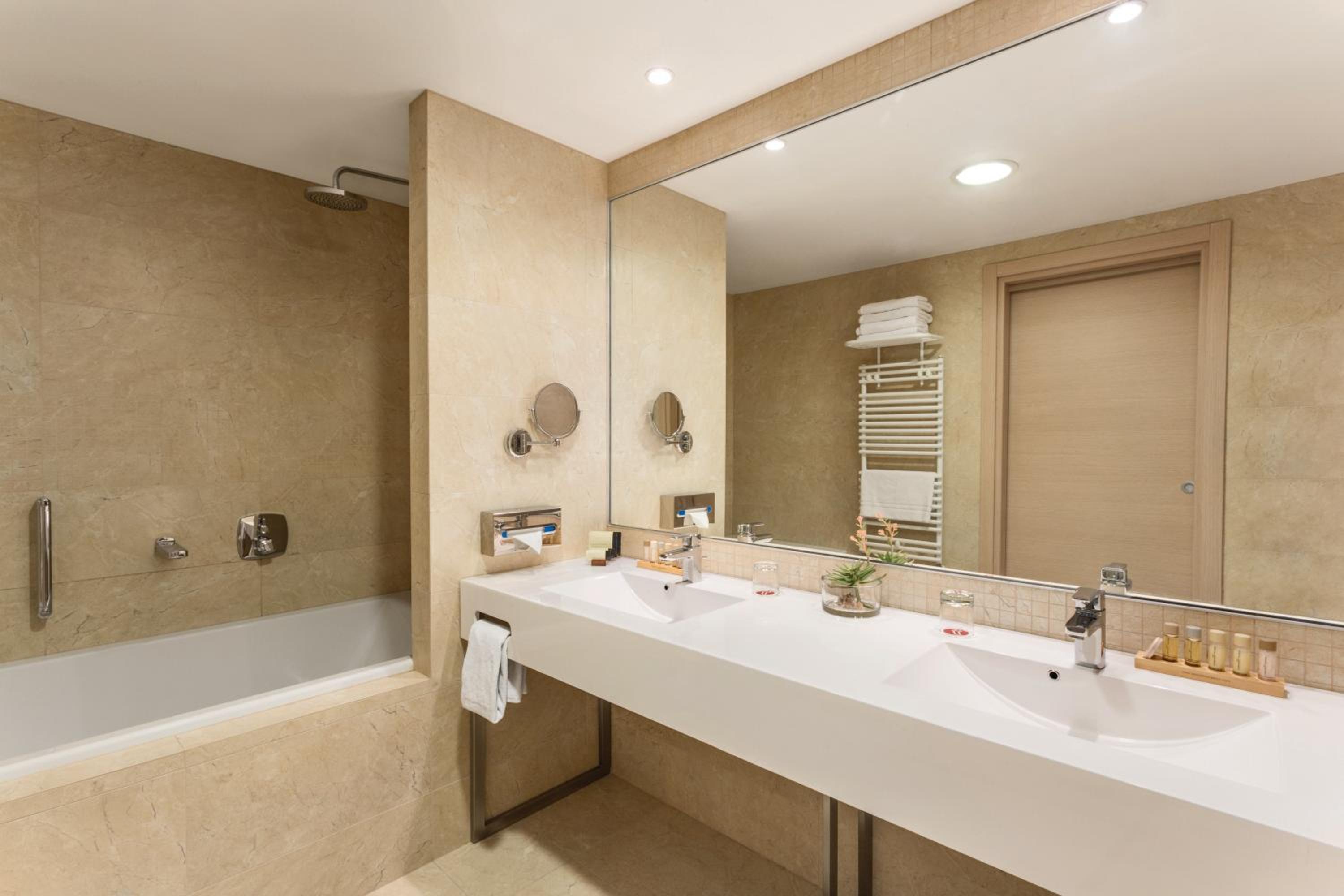 Luxury 1 King Bed Non-Smoking Suite with SPA Access - Photo 4