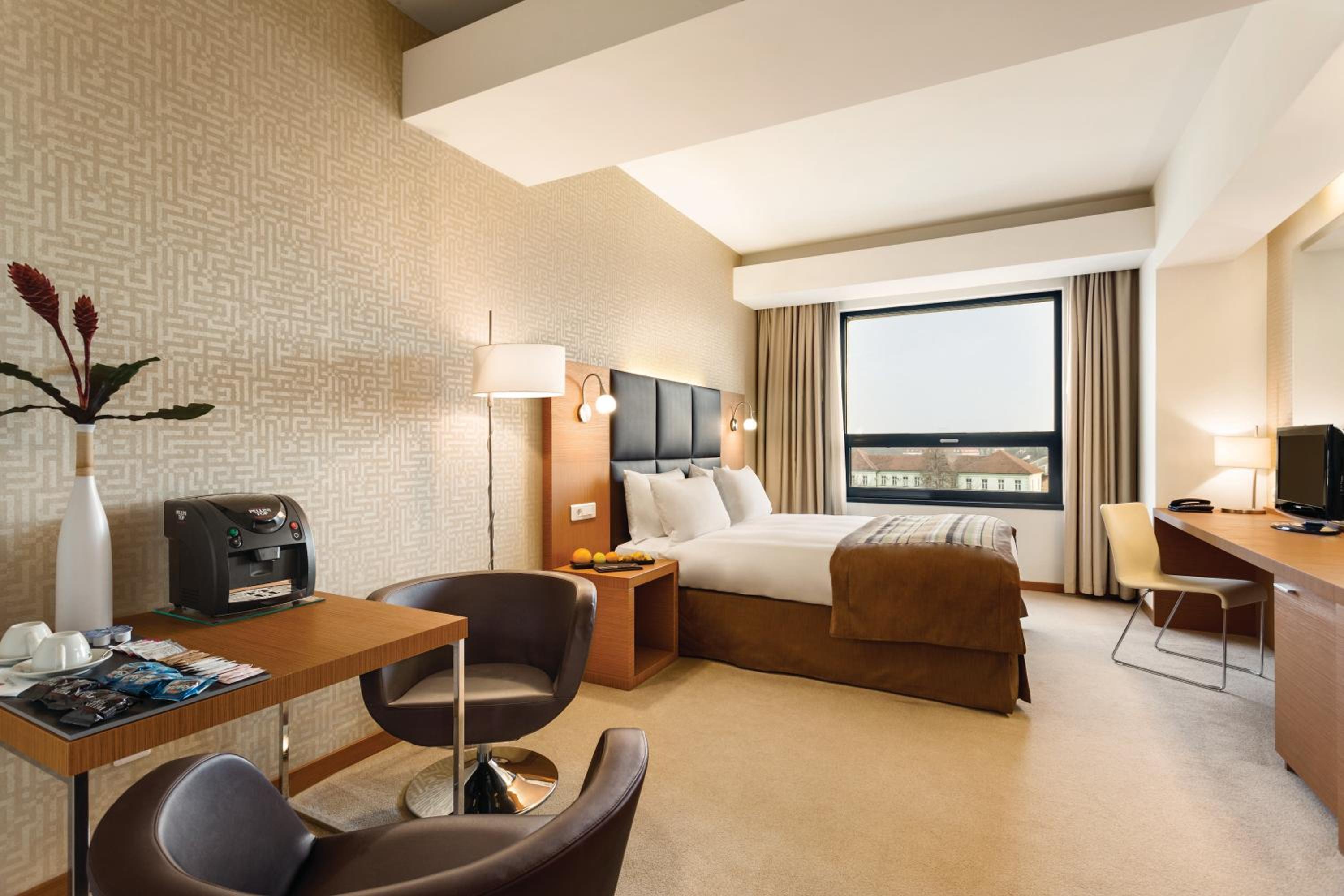Executive 1 Queen Bed Non-Smoking Room - Photo 1