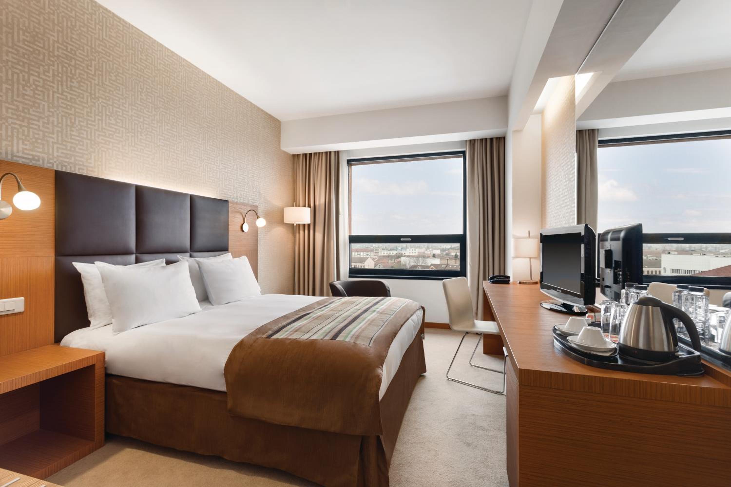 Business 1 Queen Bed Non-Smoking Room - Photo 1
