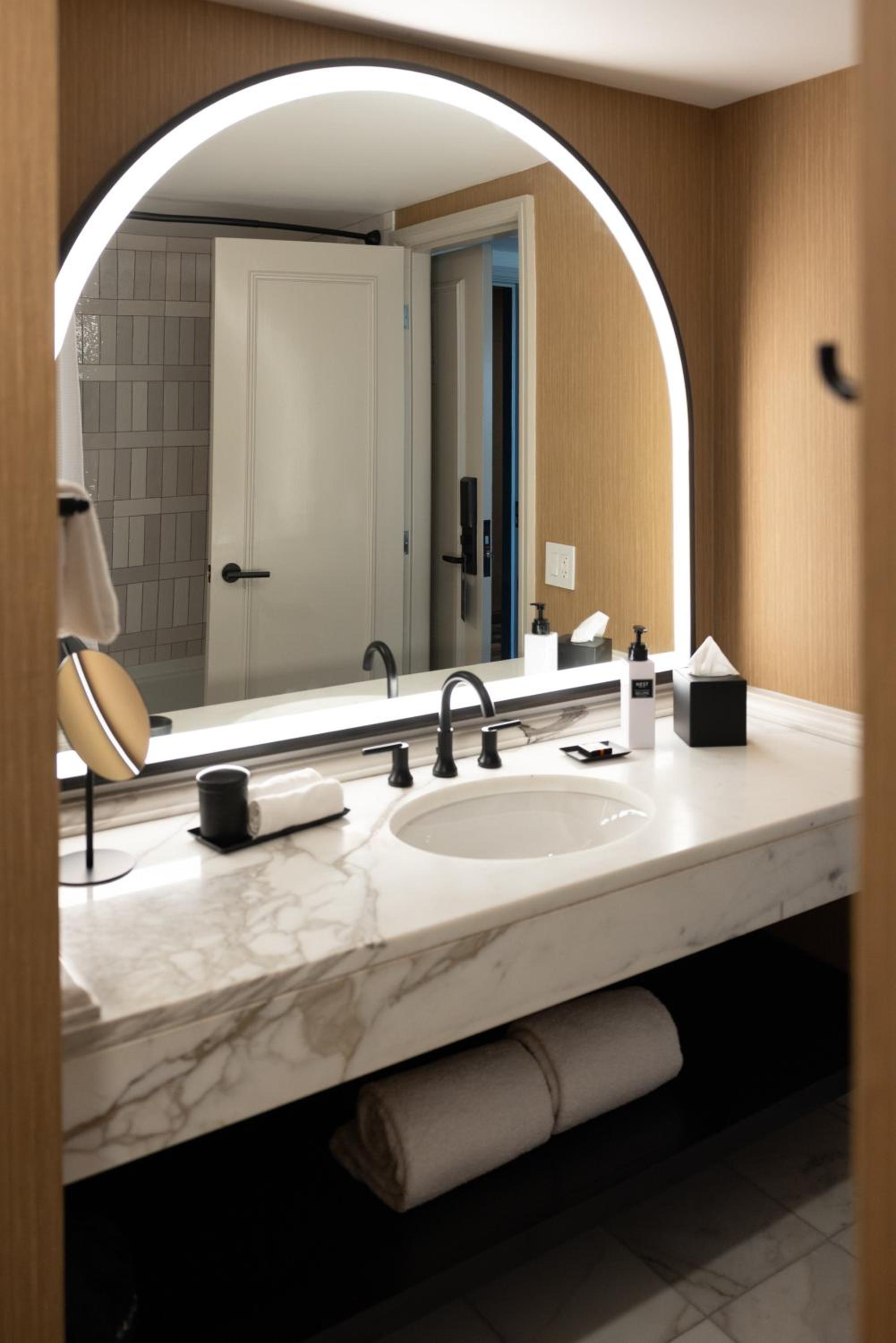 Deluxe Double Room with Two Double Beds - Photo 5