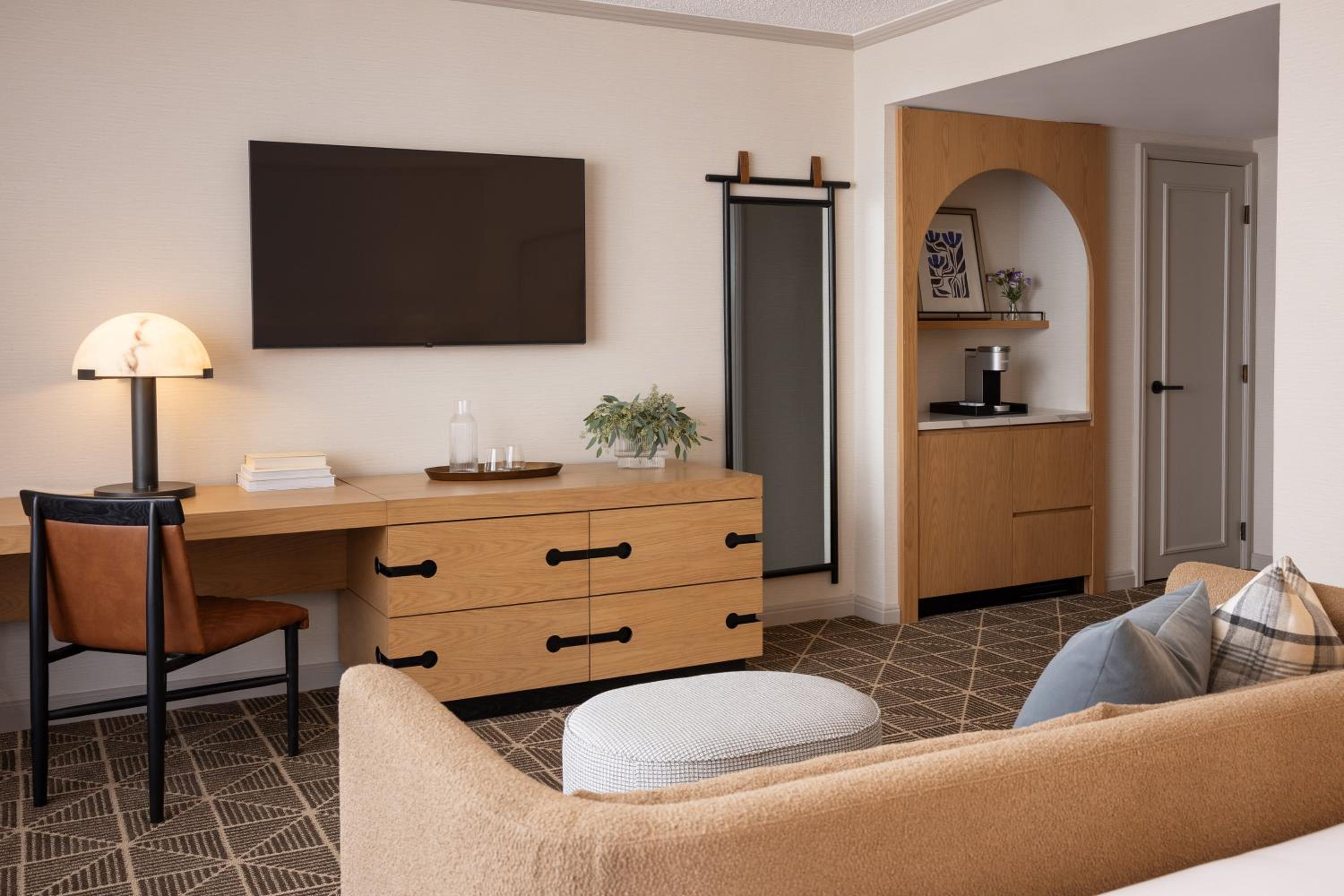 Deluxe King Room - Photo 8