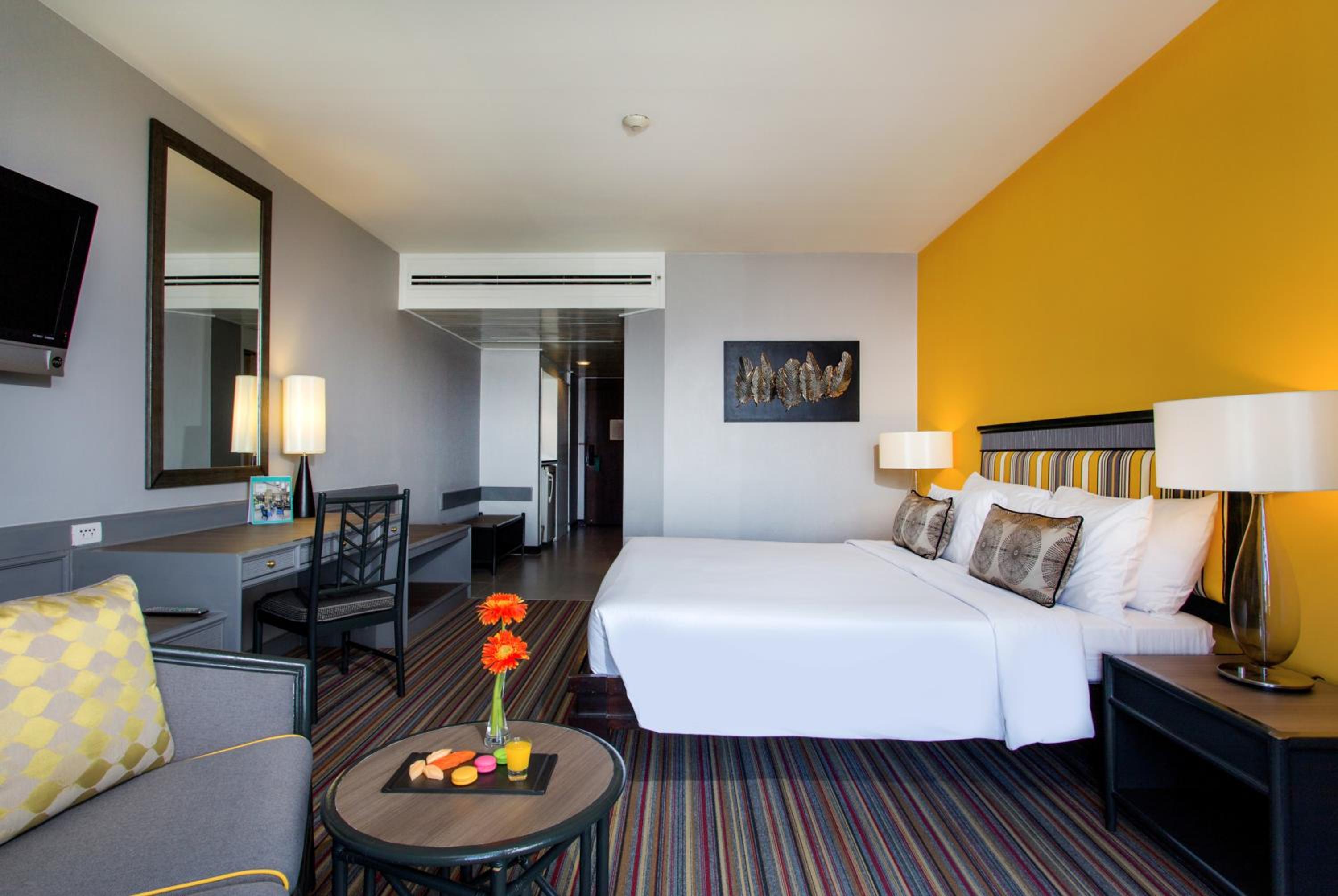 Deluxe City View King Bed - Photo 5