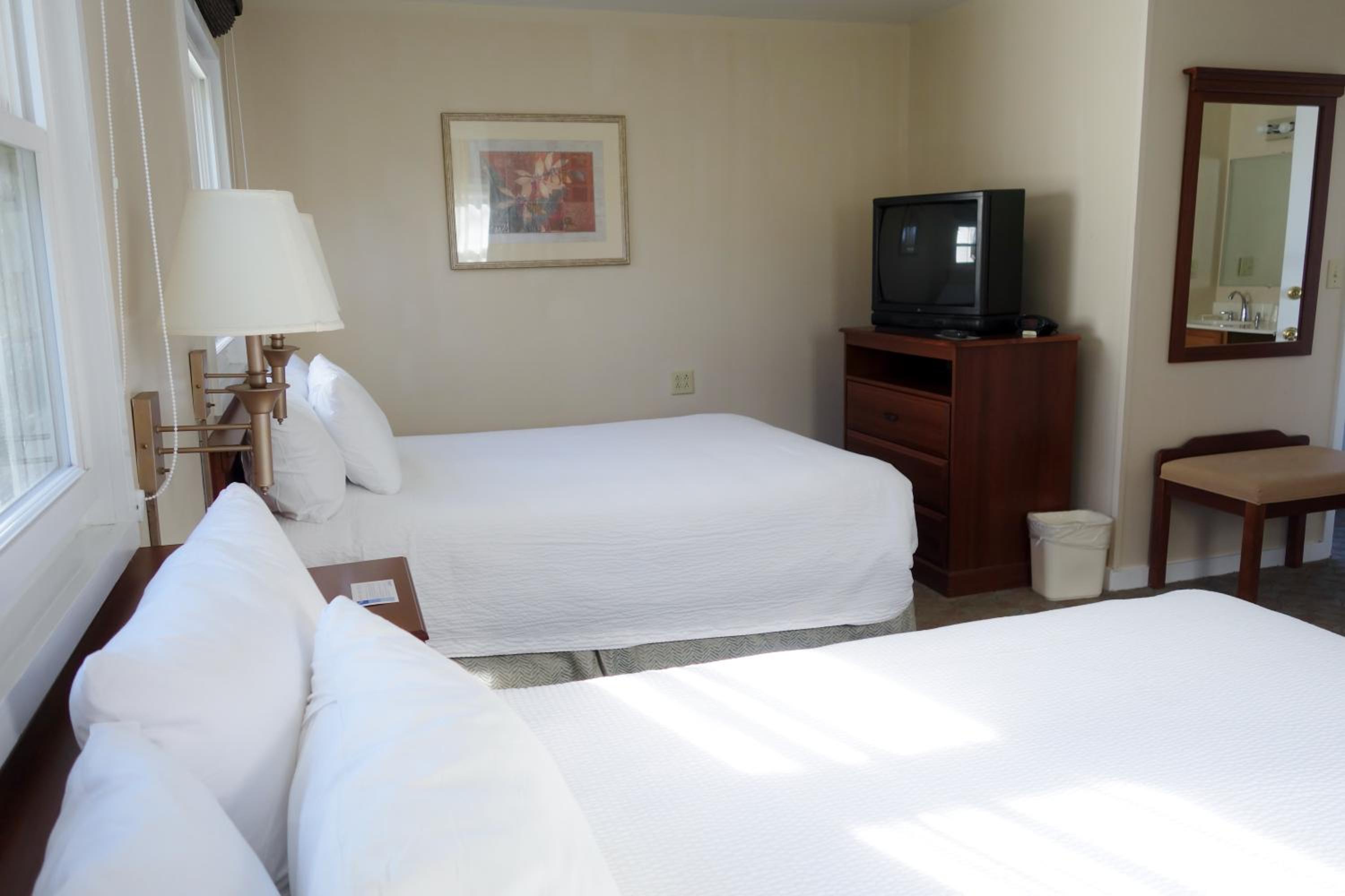 Queen Room with Two Queen Beds photo 1