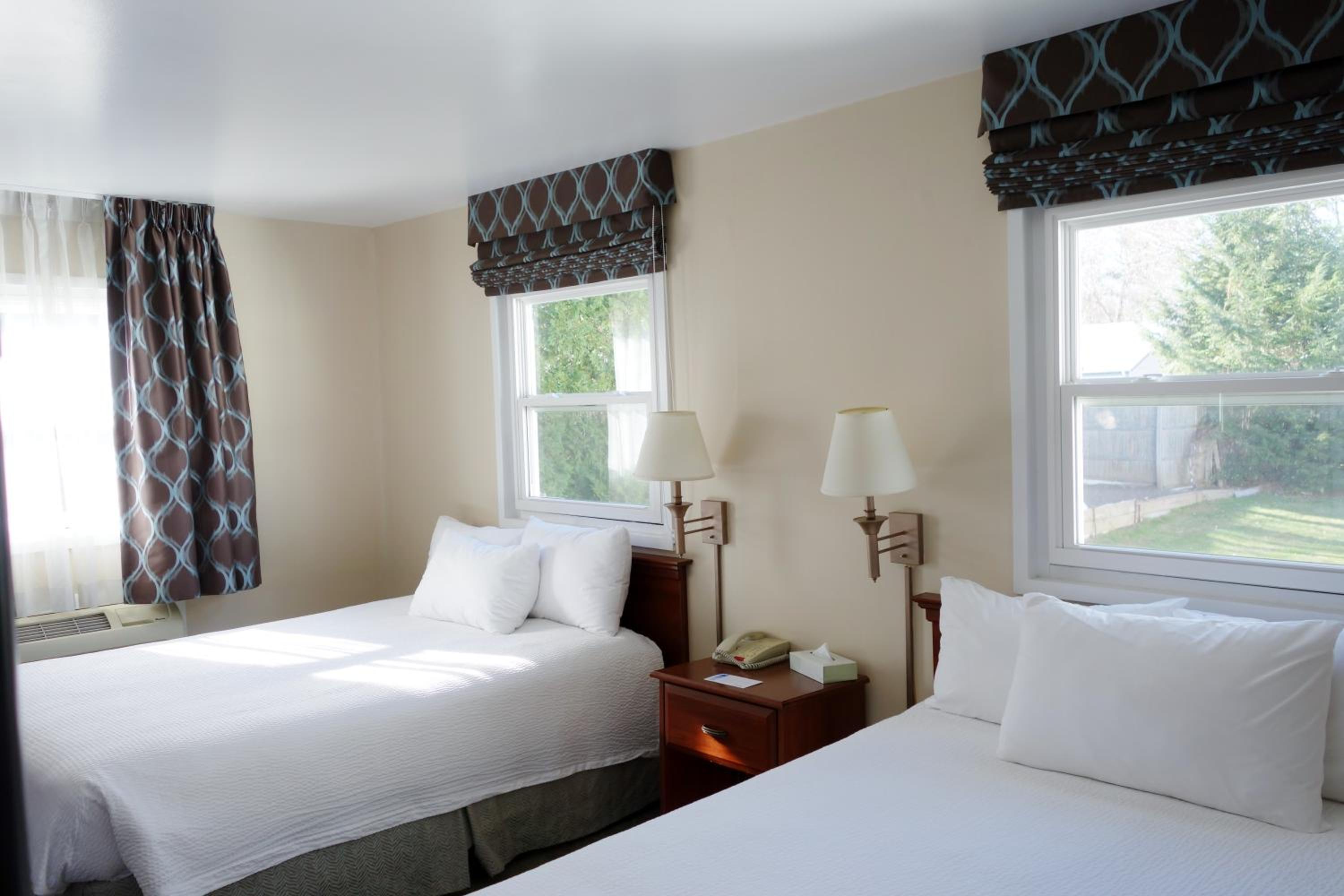 Queen Room with Two Queen Beds photo 2