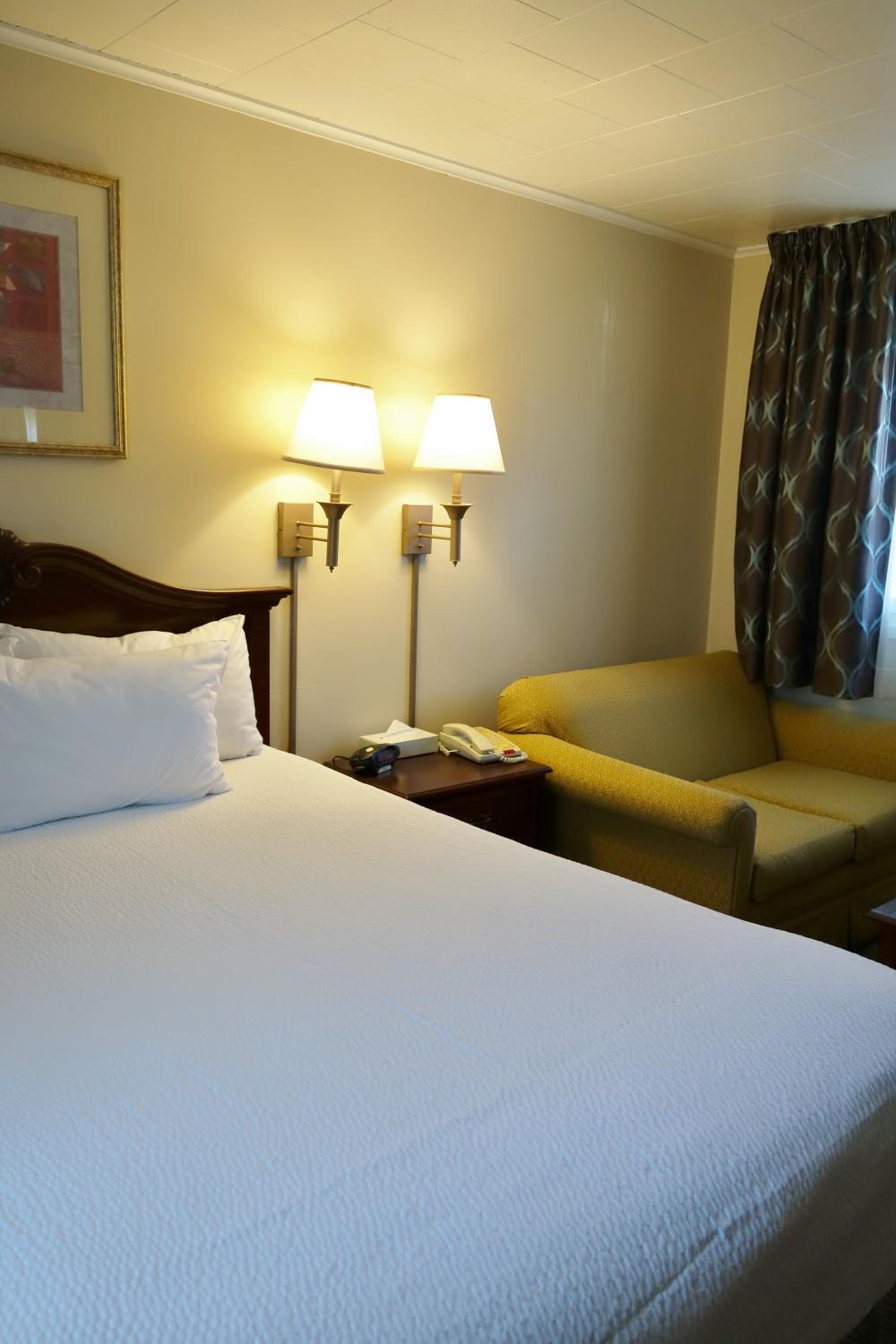 Queen Room photo 2