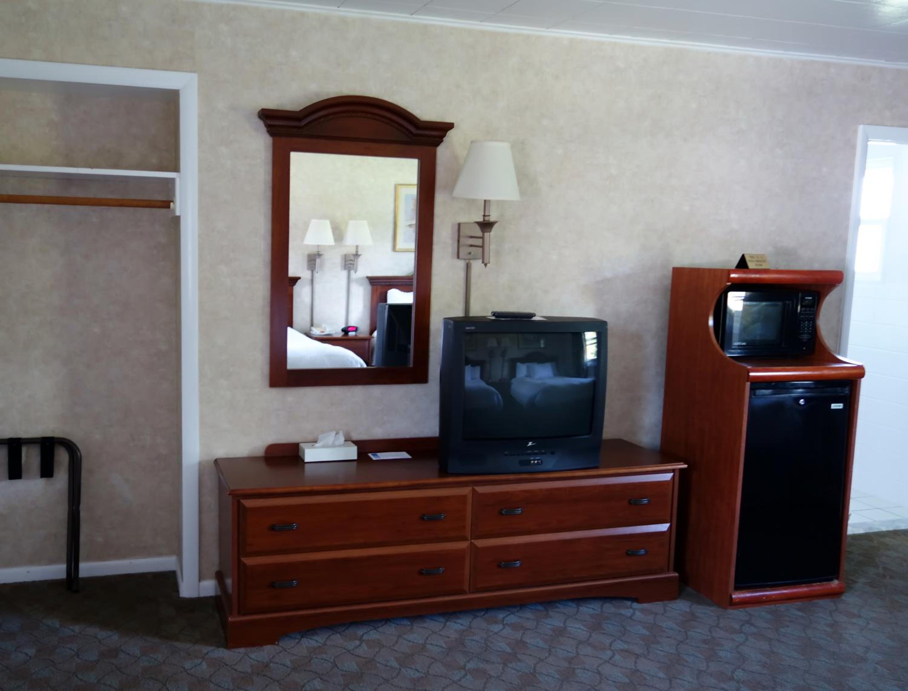 Queen Room with Two Queen Beds photo 3