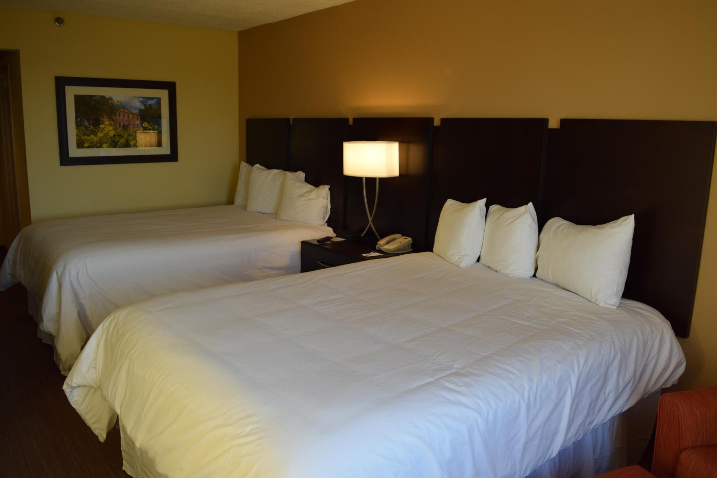 Standard Room with Two Queen Beds - Photo 4