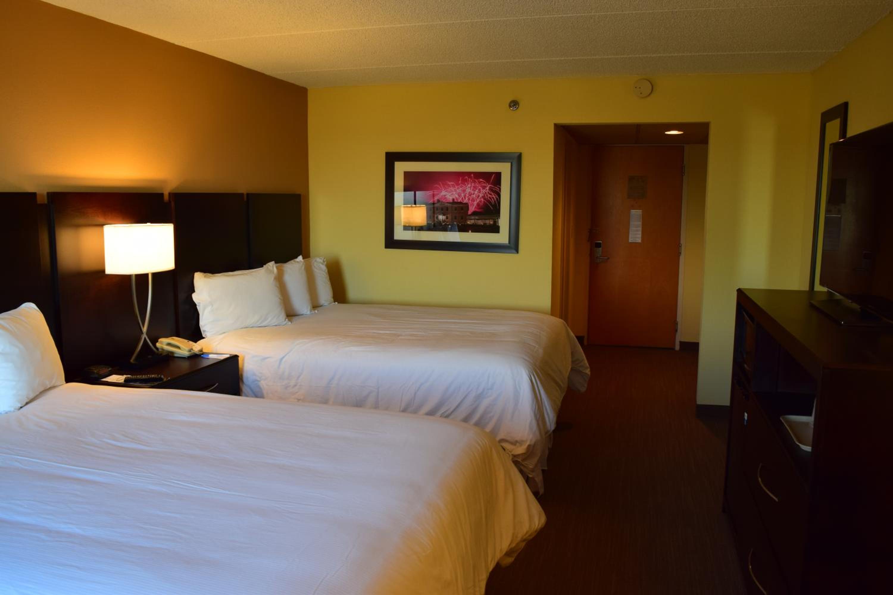 Standard Room with Two Queen Beds - Photo 2
