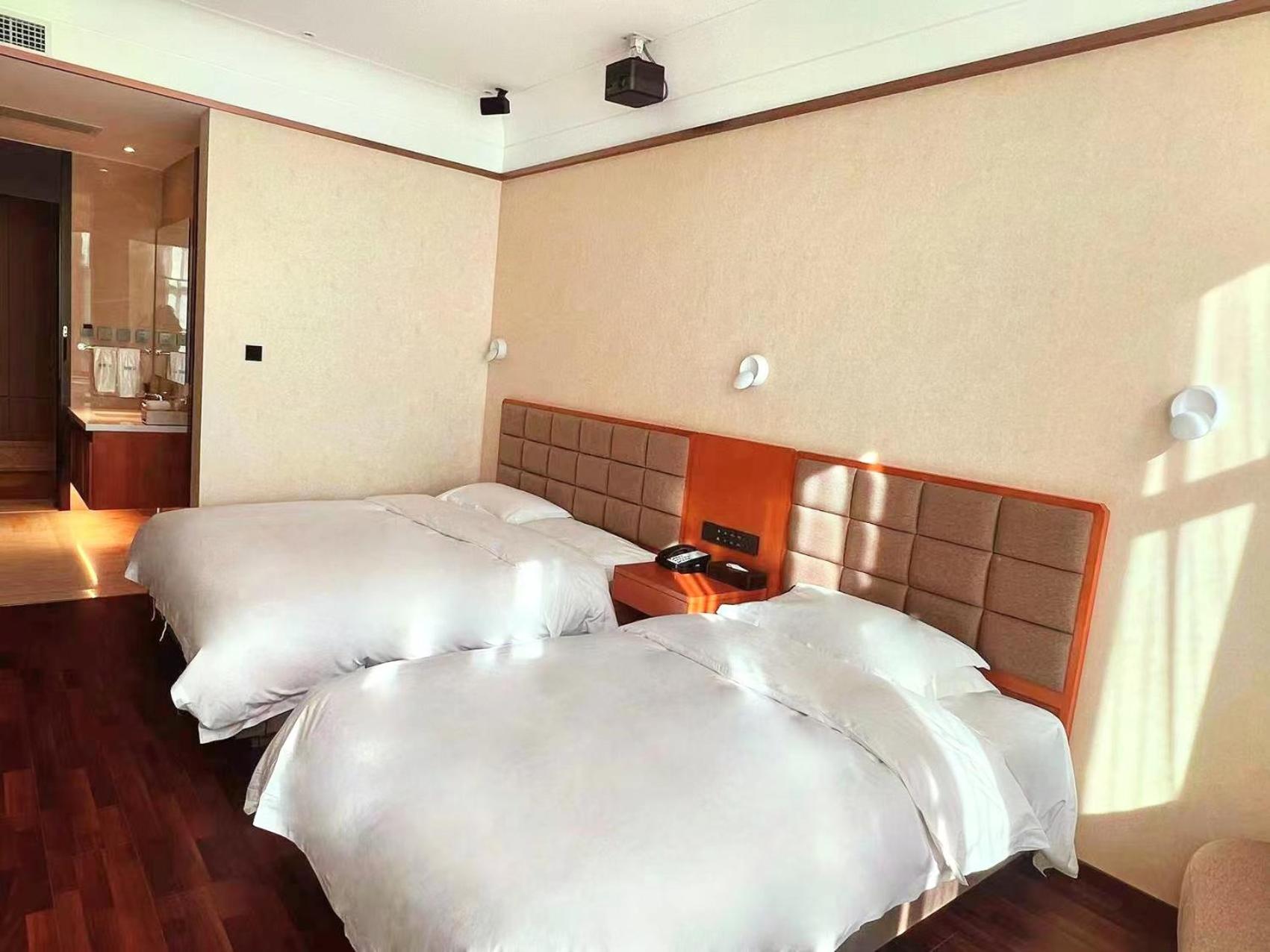 Family Room with King and Single Bed - Non-Smoking