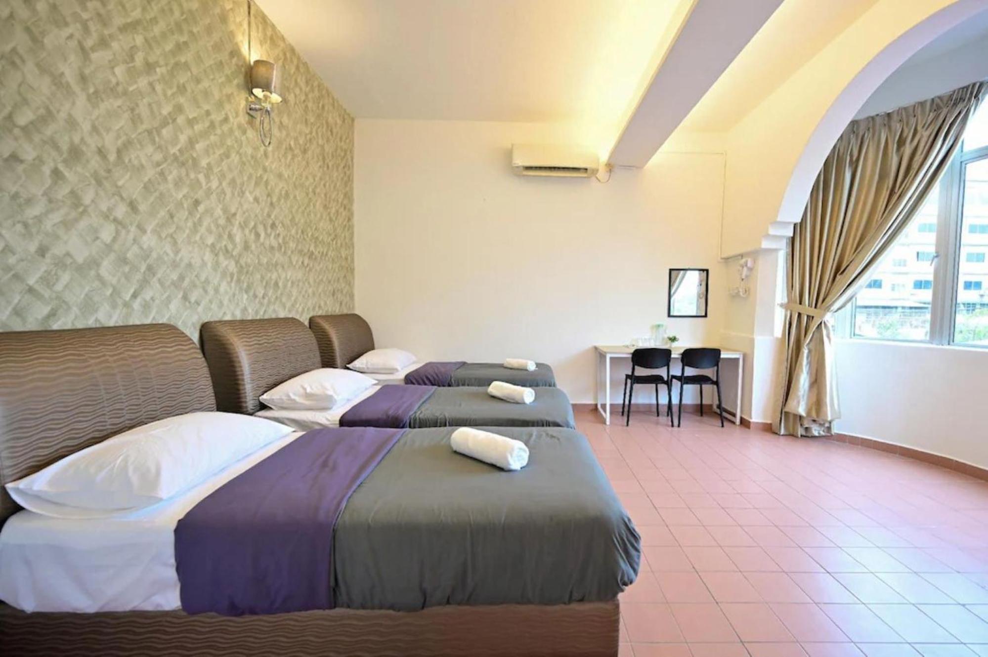 Economy Triple Room photo 2
