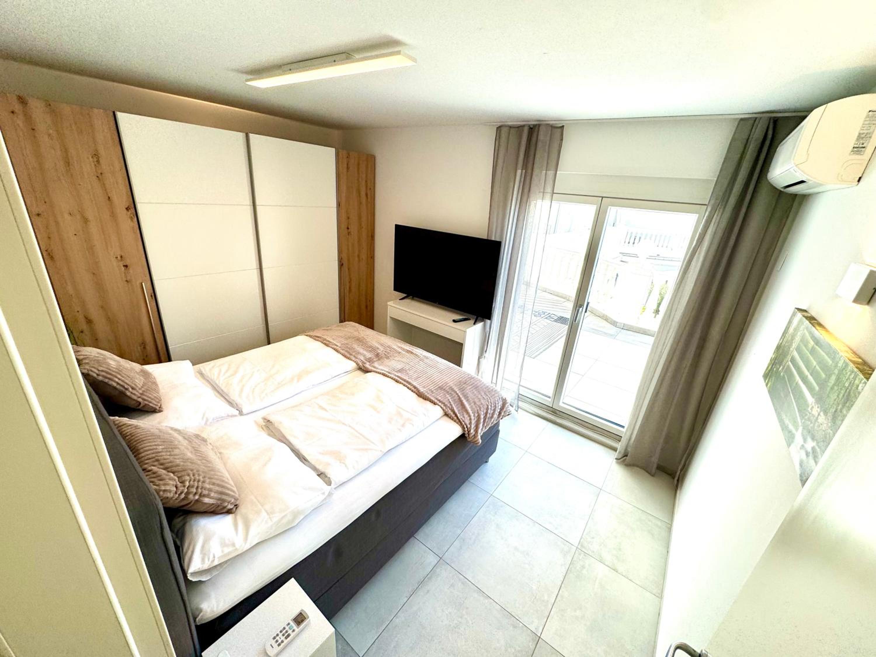 One-Bedroom Apartment with Terrace photo 2