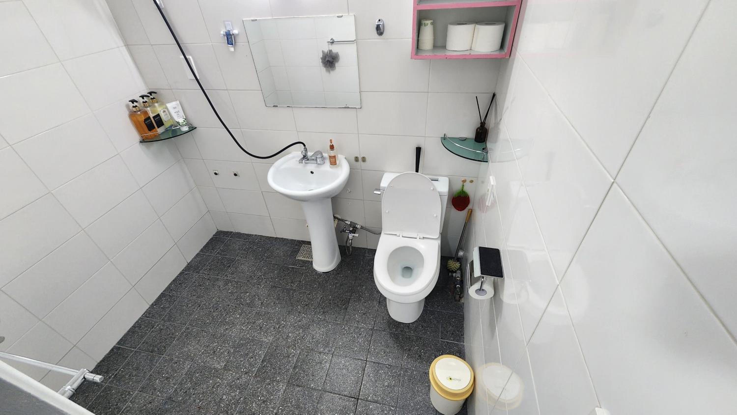 Family Room with Private Bathroom photo 3