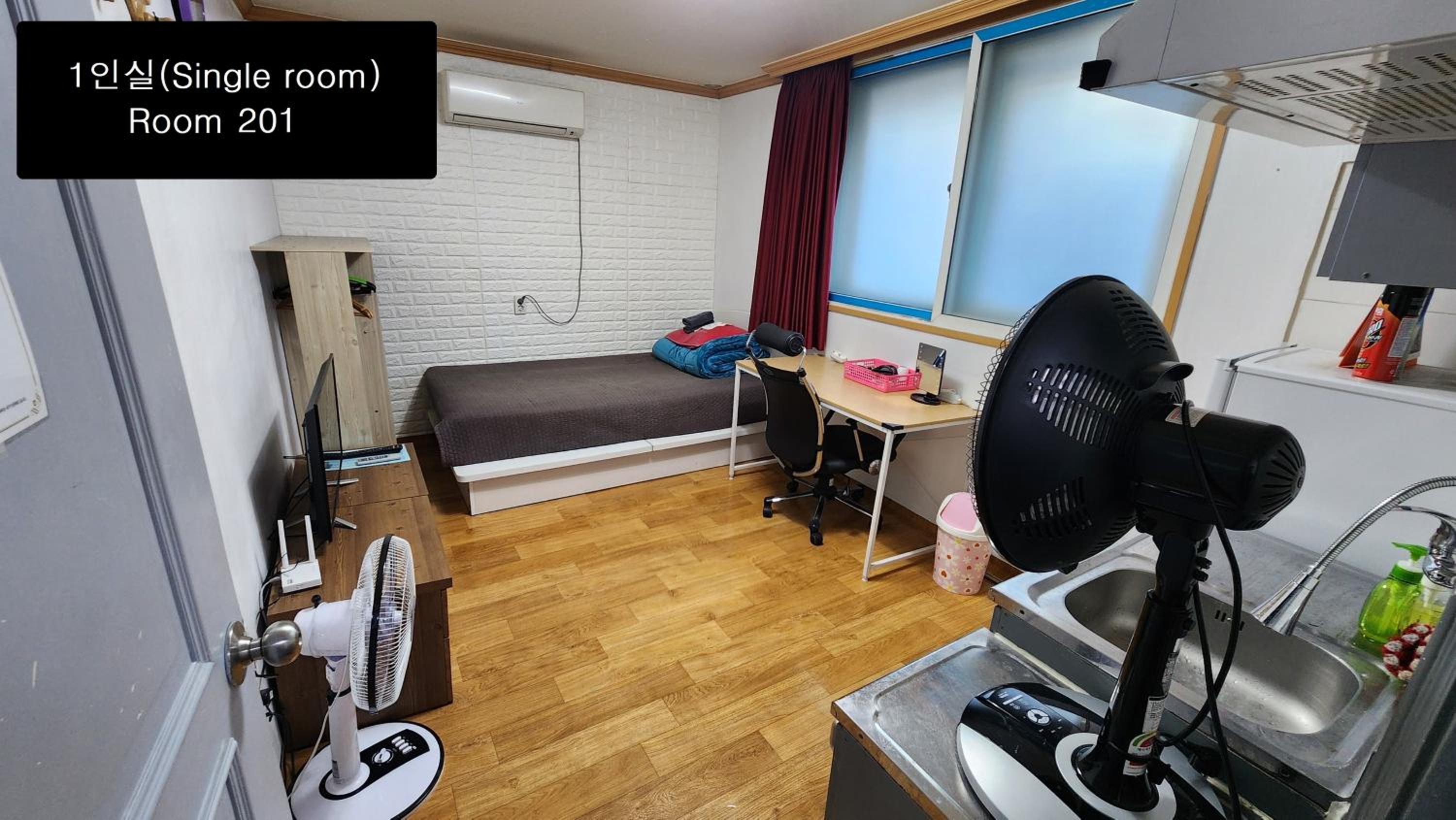 Single Room with Private Bathroom photo 1