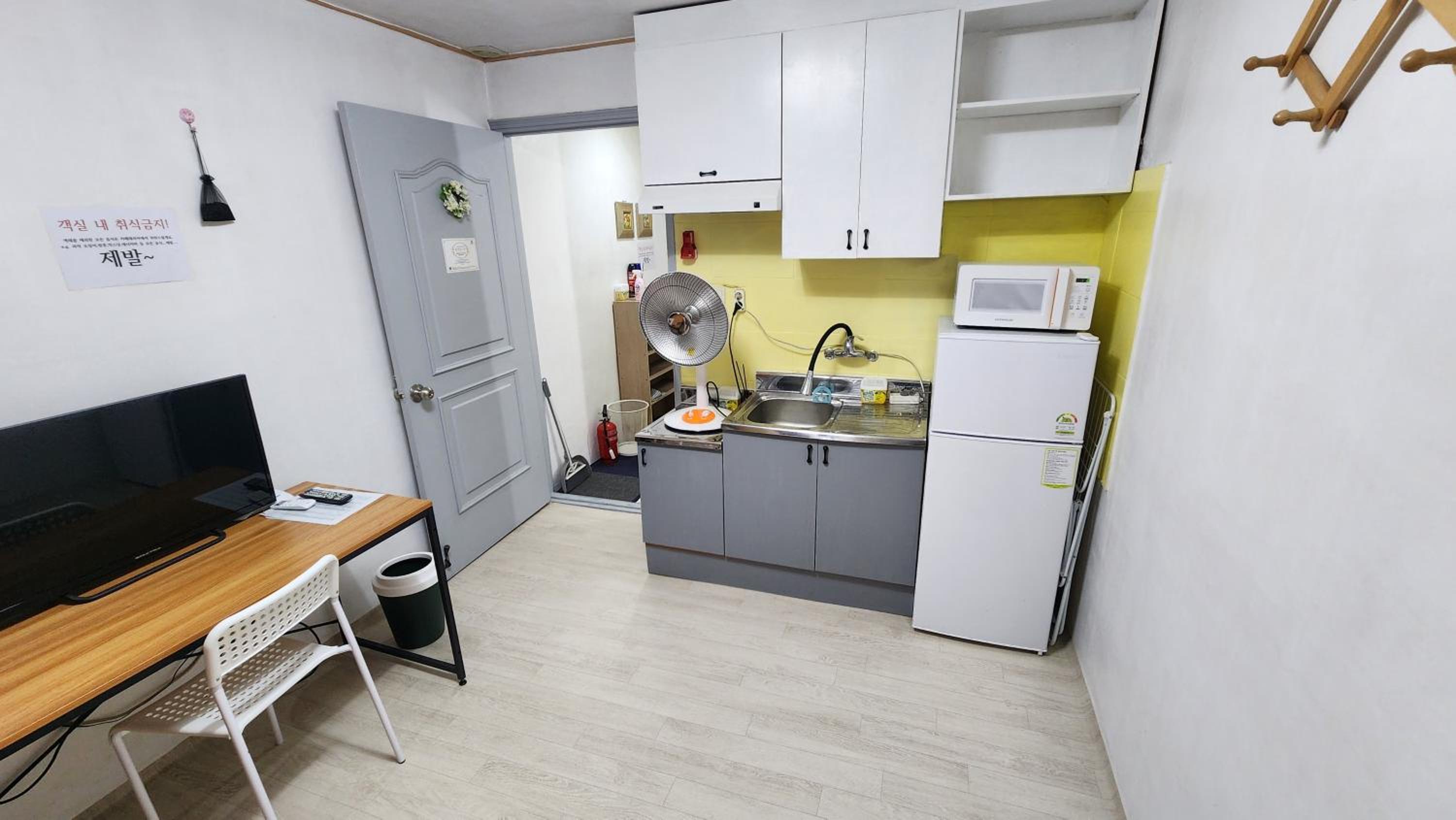 Single Room with Private Bathroom photo 2
