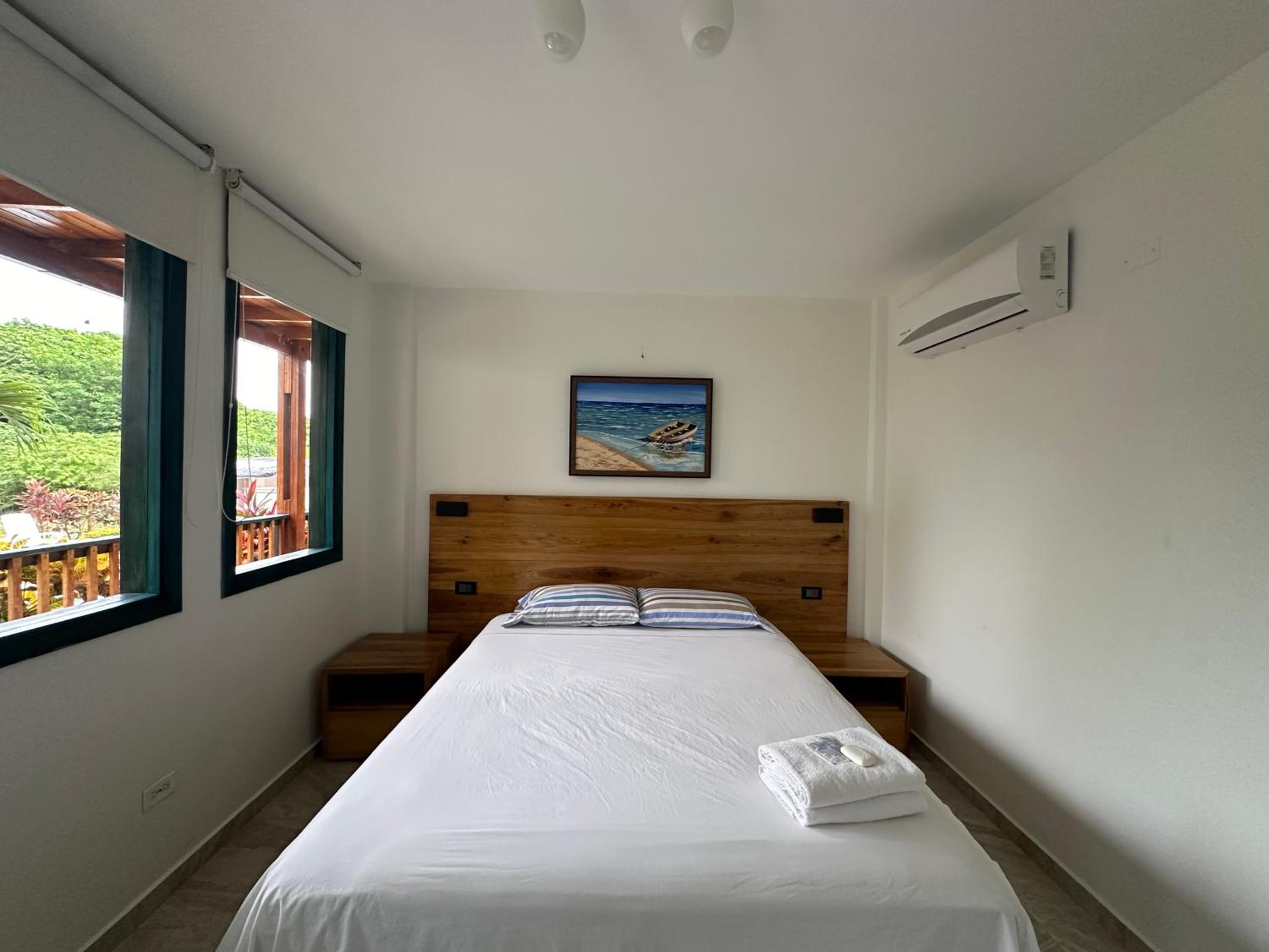 Queen Room with Pool View photo 2