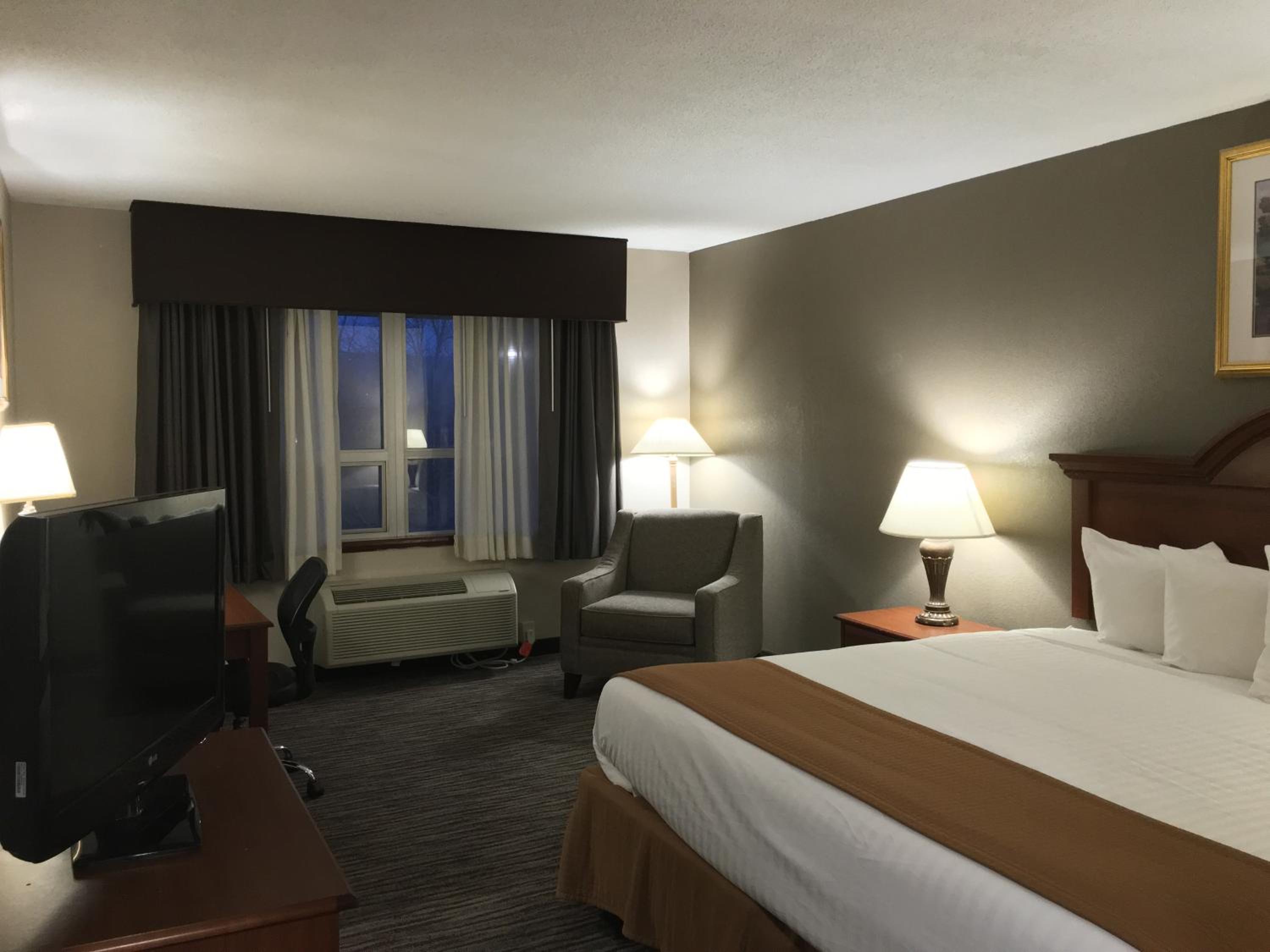Executive King Room - Non-Smoking - Photo 7