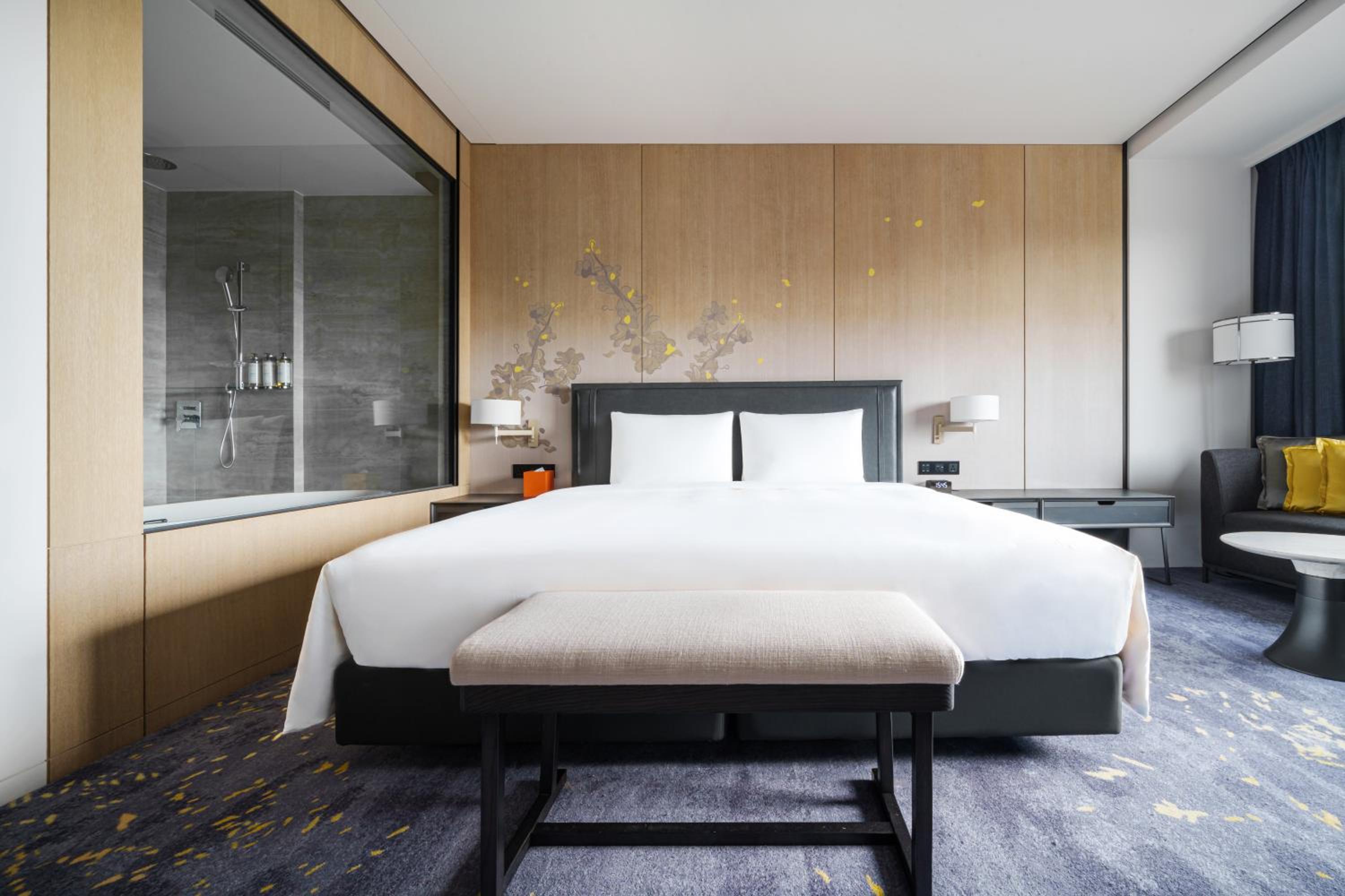 Deluxe King Room - Photo 2