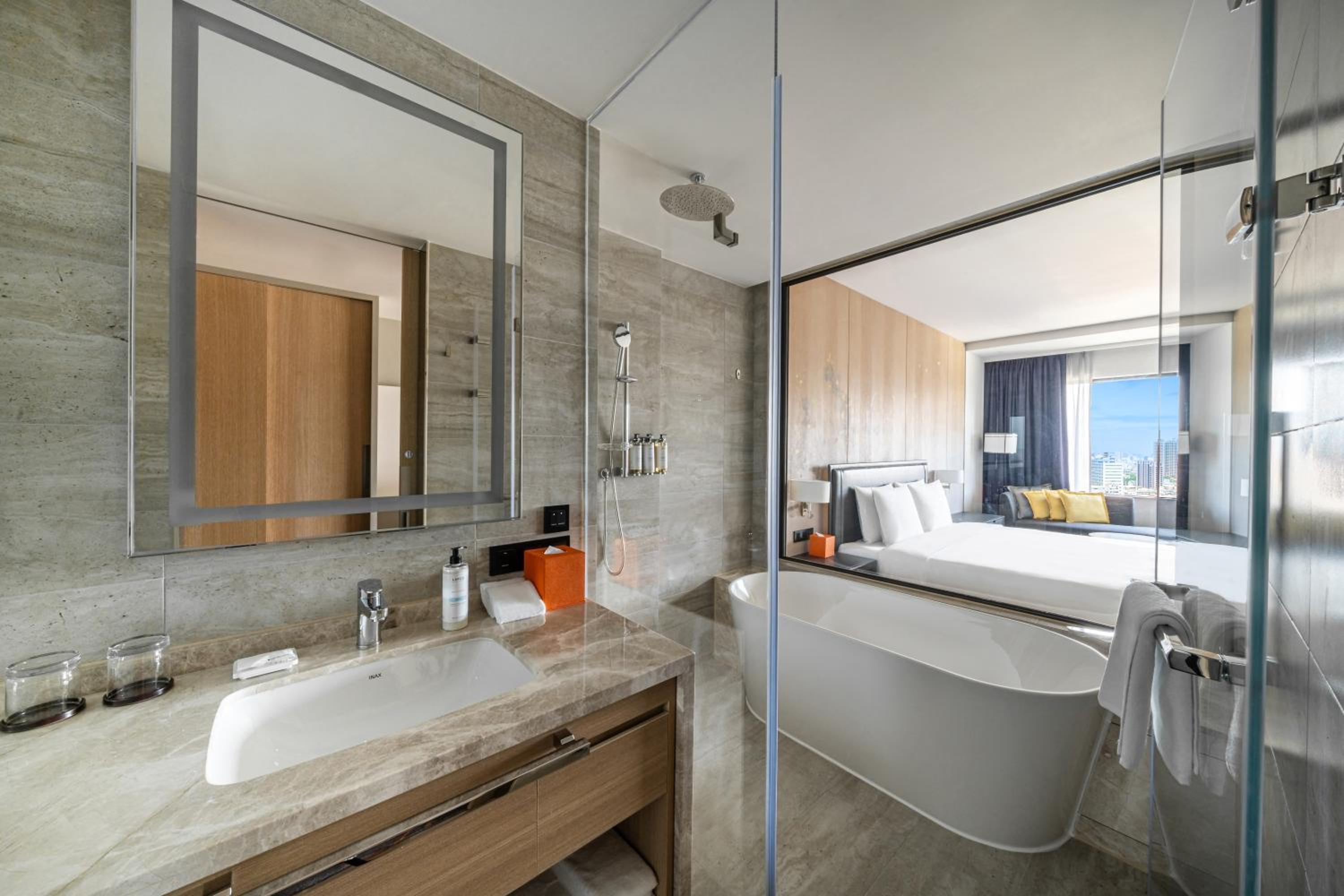 Deluxe King Room - Photo 4
