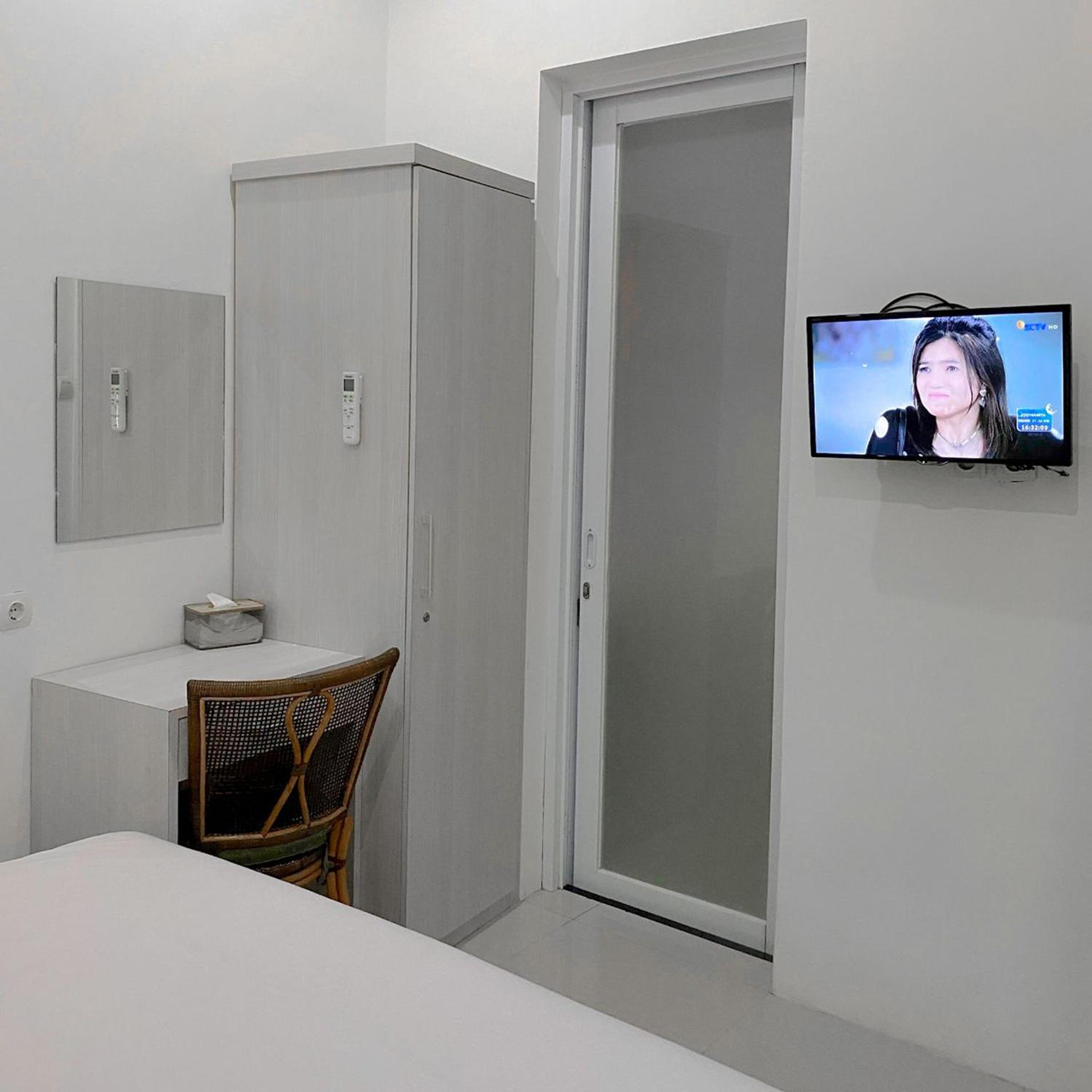 Standard Double or Twin Room - Photo 10